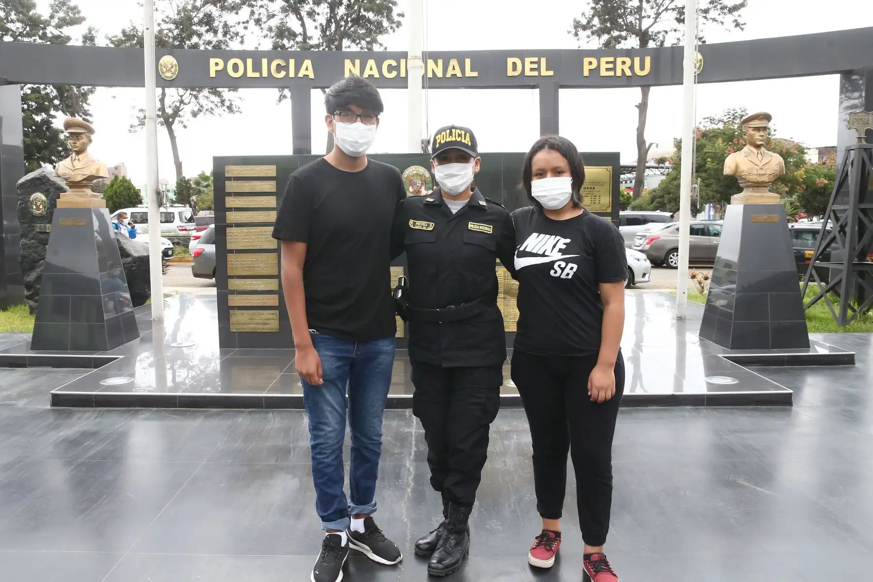 En su labor, en distintas áreas de la Policía Nacional del Perú, los efectivos femeninos asumen los mismos retos que sus colegas varones. A ello le suman su papel de madres. Rosa Maria Pretell, psicóloga técnica segunda del Centro Policial del Rimac, acompañada de sus hijos. Foto: ANDINA/Vidal Tarqui