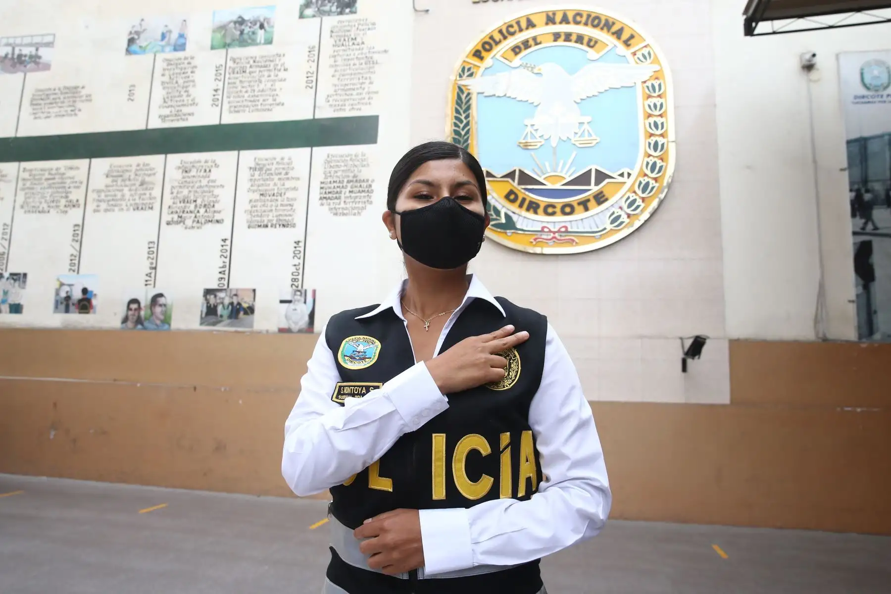 En su labor, en distintas áreas de la Policía Nacional del Perú, los efectivos femeninos asumen los mismos retos que sus colegas varones. A ello le suman su papel de madres. Sabina Montoya Salazar, Sub Oficial de segunda Contra el terrorismo.
Foto: ANDINA/Vidal Tarqui