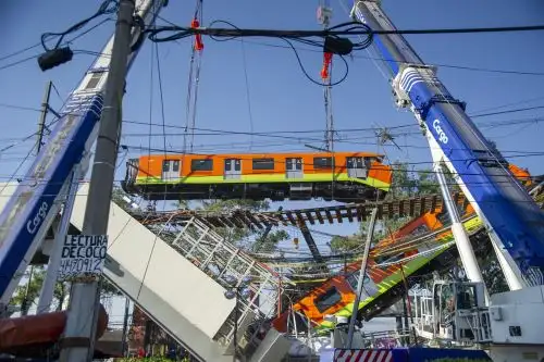 La estructura sobre la que rodaba el metro de la línea 12, conocida como la dorada, colapsó el pasado lunes entre las estaciones de Olivos y Tezonco. Foto: AFP