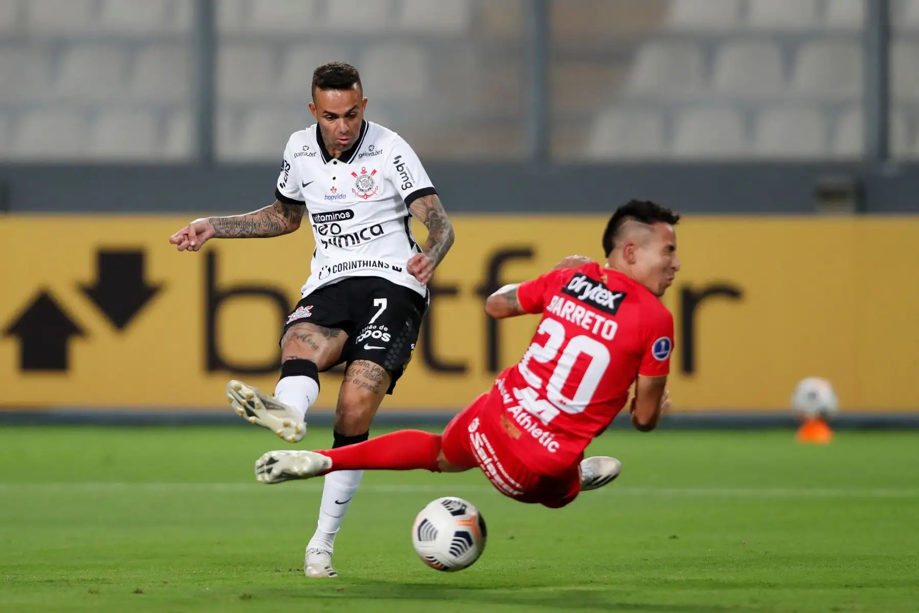 Luan de Jesús de Corinthians anota un gol durante partido de la Copa Sudamericana contra Sport Huancayo, en el estadio Nacional. Foto: EFE