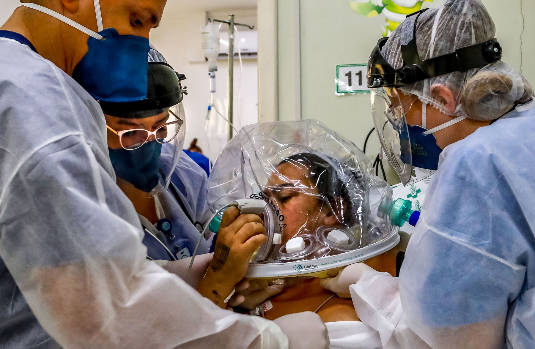 Brasil, uno de los tres países en el mundo más afectados por la pandemia en números absolutos junto a Estados Unidos e India, registra una tasa de mortalidad de 198 decesos por cada 100,000 habitantes. Foto: AFP.