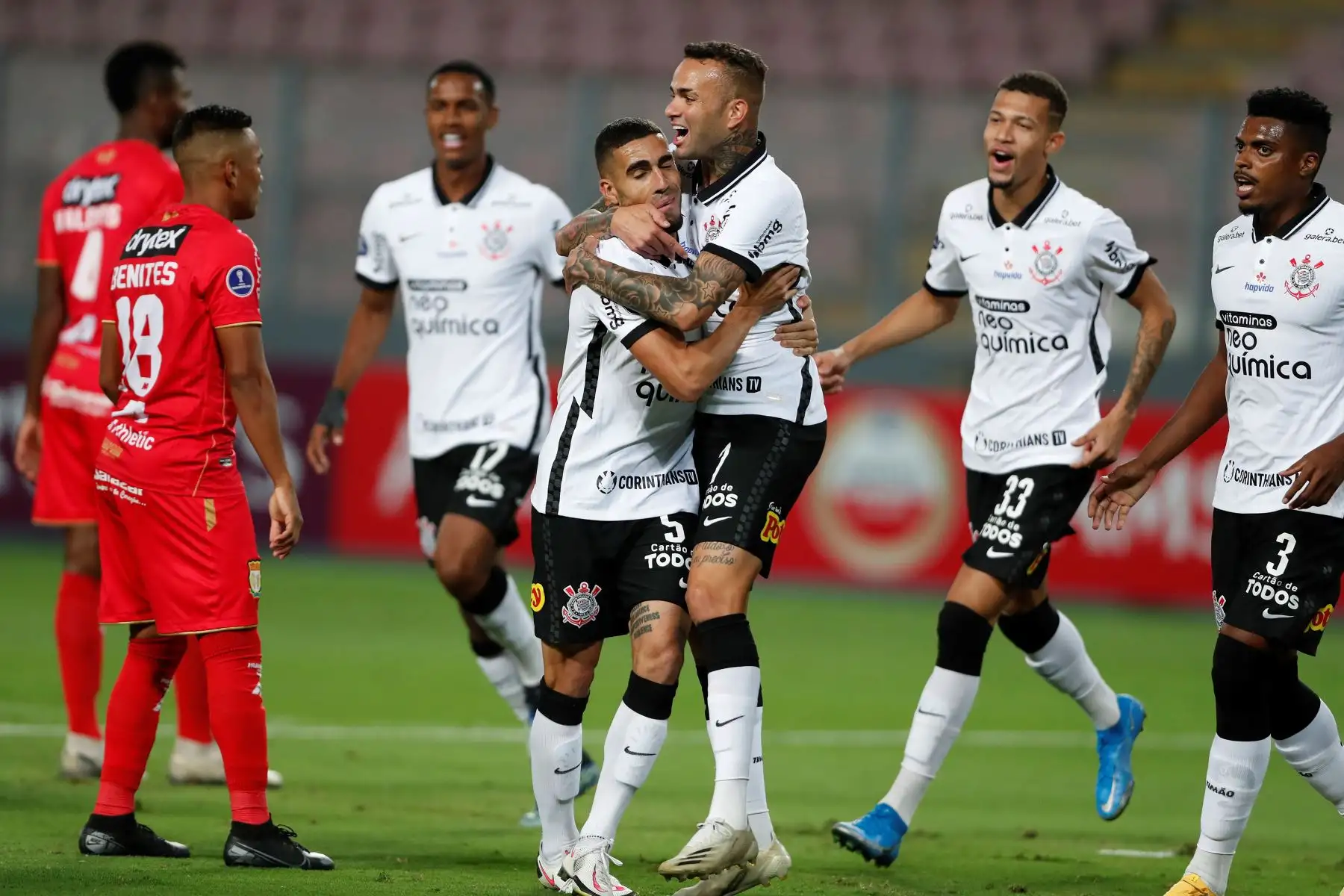 Luan de Jesús de Corinthians celebra un gol tras anotar ante Sport Huancayo por la Copa Sudamericana, en el Estadio Nacional. Foto: EFE