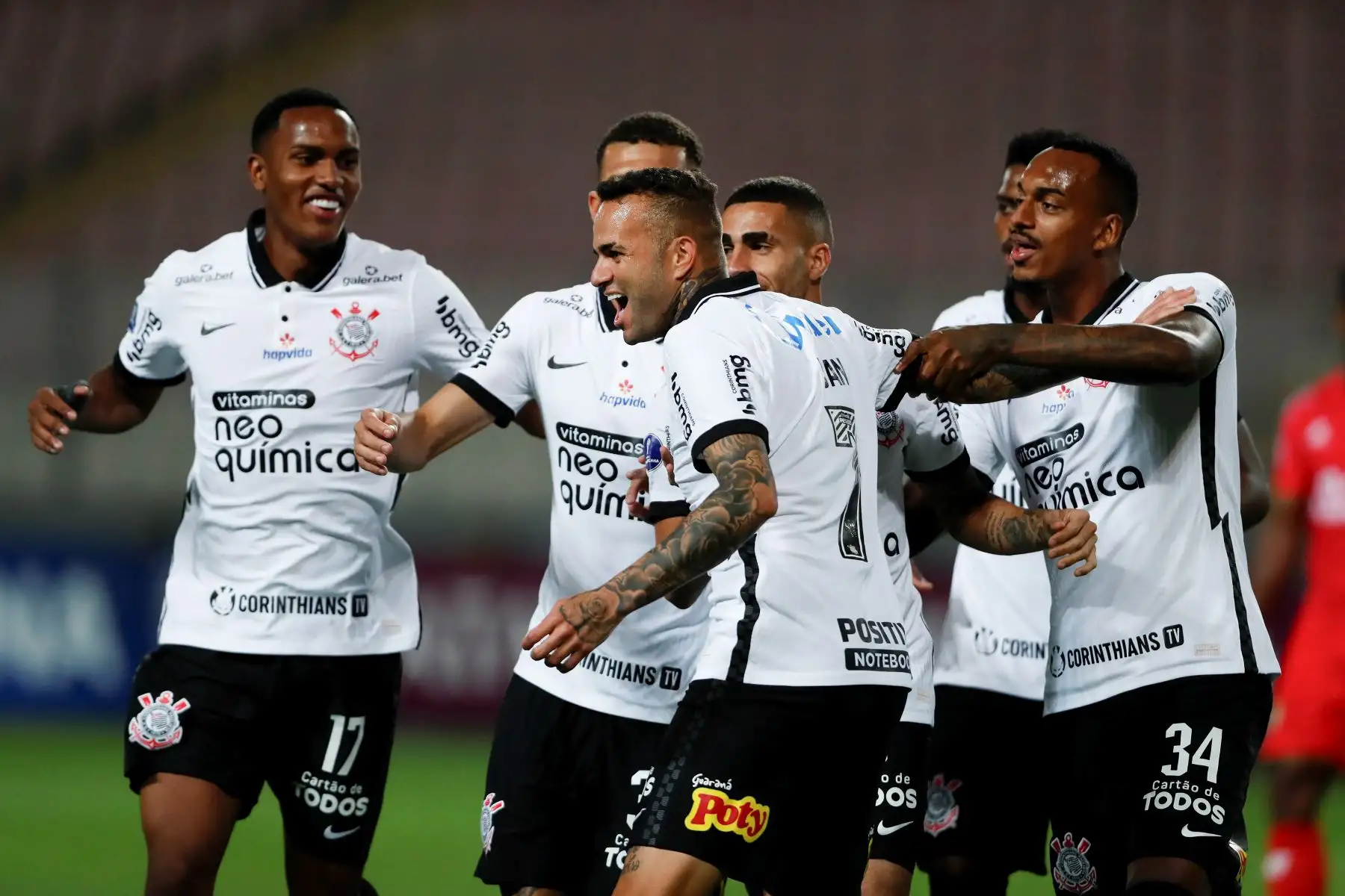 Luan de Jesús de Corinthians celebra tras anotar un gol ante Sport Huancayo durante partido por la Copa Sudamericana, en el Estadio Nacional. Foto: EFE