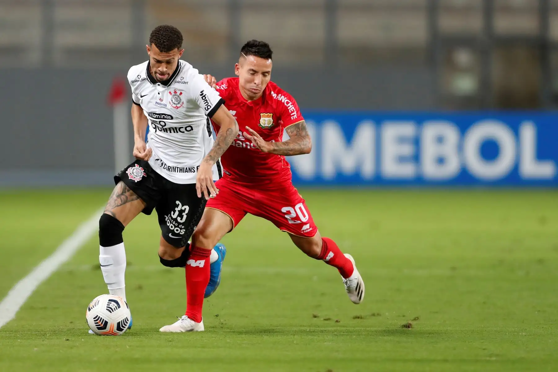 Oscar Barreto de Sport Huancayo disputa un balón con Joao da Silva de Corinthians durante partido por la Copa Sudamericana, en el Estadio Nacional. Foto: EFE