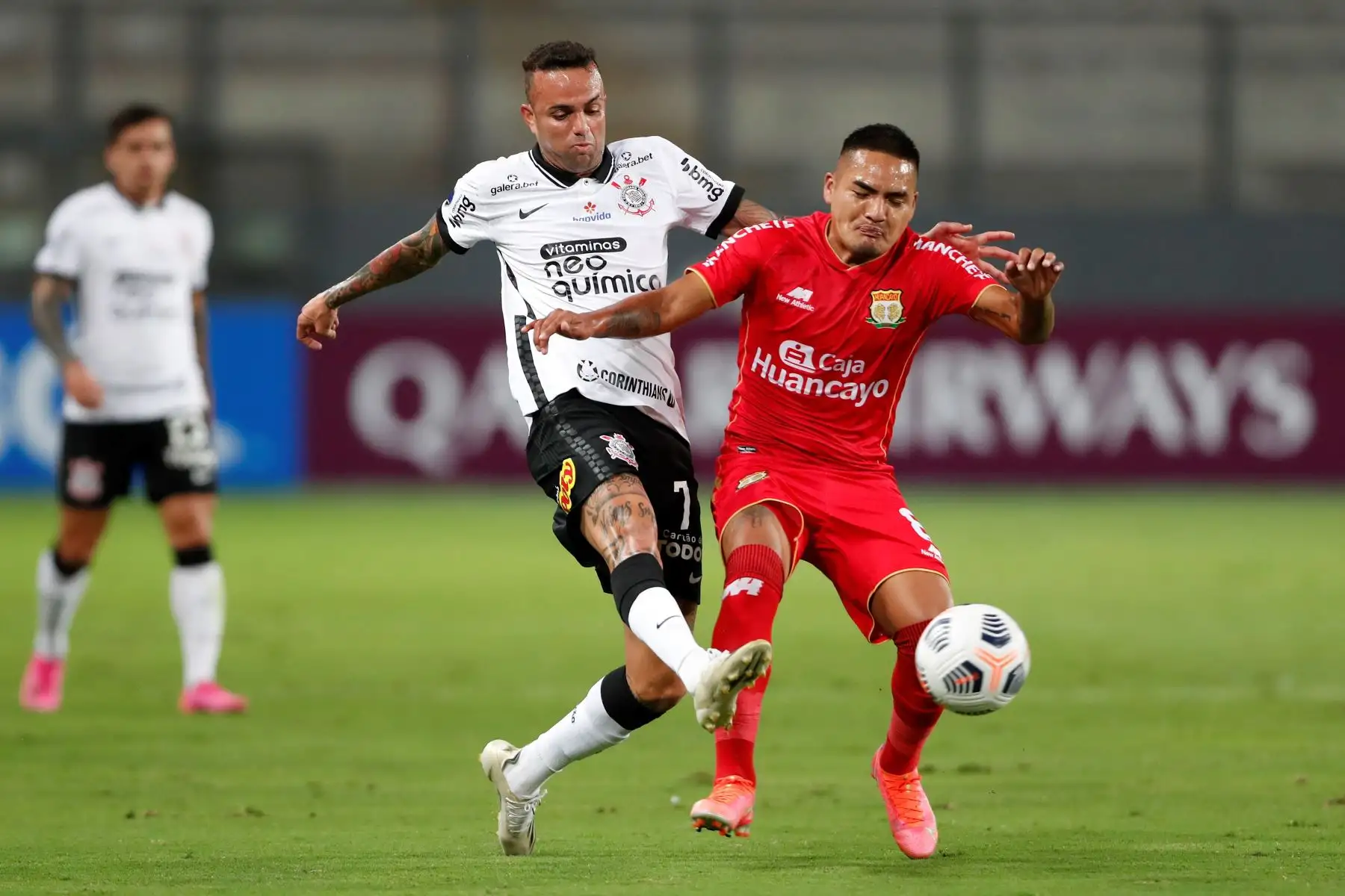 Moisés Velásquez de Sport Huancayo disputa un balón con Luan de Jesús de Corinthians durante partido por la Copa Sudamericana, en el Estadio Nacional. Foto: EFE
