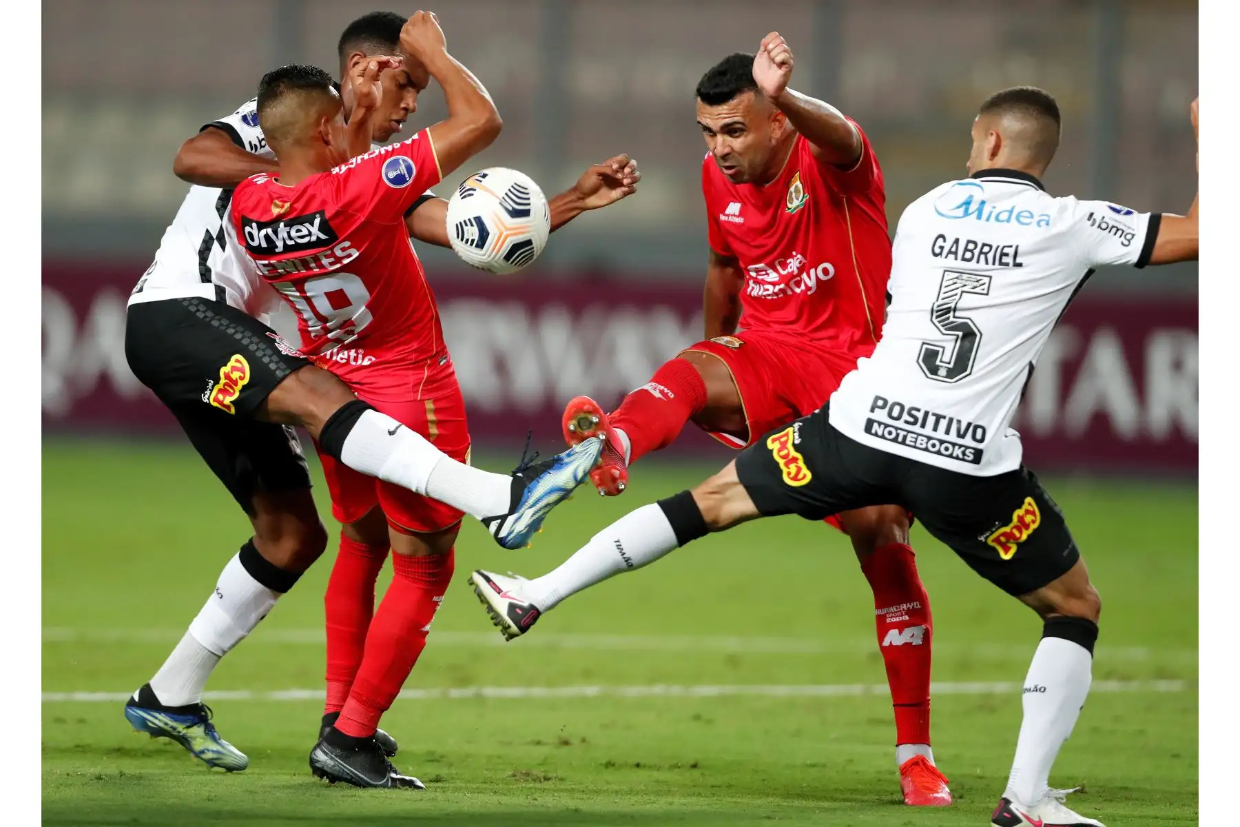 Luis Benites de Huancayo disputa un balón con Gabriel Girotto de Corinthians durante partido por la Copa Sudamericana en el Estadio Nacional. Foto: EFE