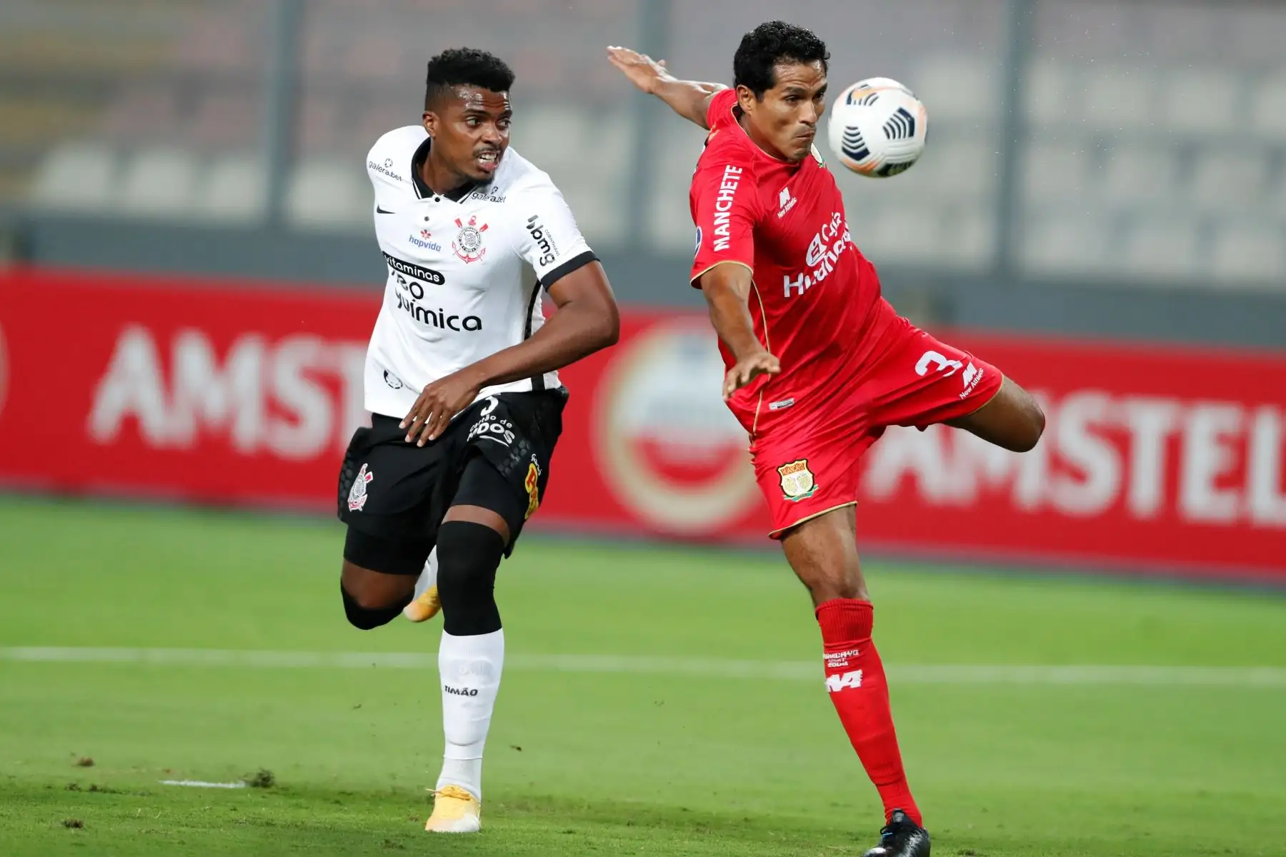 Víctor Balta de Huancayo disputa un balón con Gabriel Girotto de Corinthians durante partido por la Copa Sudamericana, en el Estadio Nacional. Foto: EFE