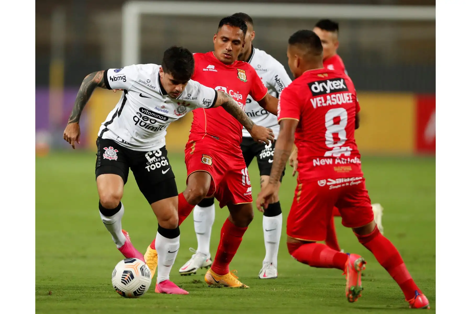 Marcos Lliuya de Huancayo disputa un balón con Fagner Lemos de Corinthians durante partido por la Copa Sudamericana, en el Estadio Nacional. Foto: EFE