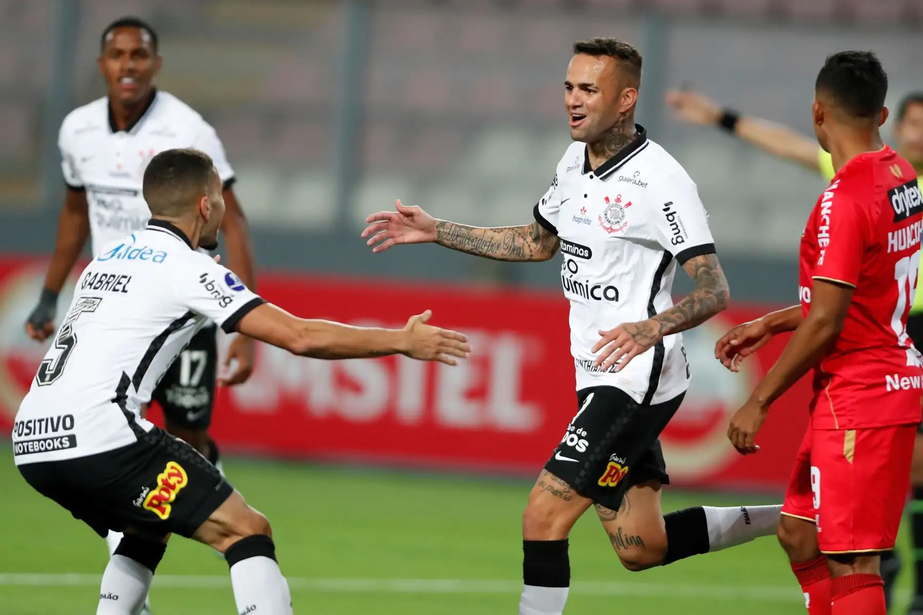 Luan de Jesús de Corinthians celebra tras anotar ante Sport Huancayo por la Copa Sudamericana, en el Estadio Nacional. Foto: EFE