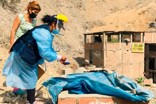 Se recomendó a los vecinos de San Juan de Miraflores y Villa María del Triunfo mantener limpios y correctamente cerrados los recipientes donde almacena agua. Foto: ANDINA/Minsa