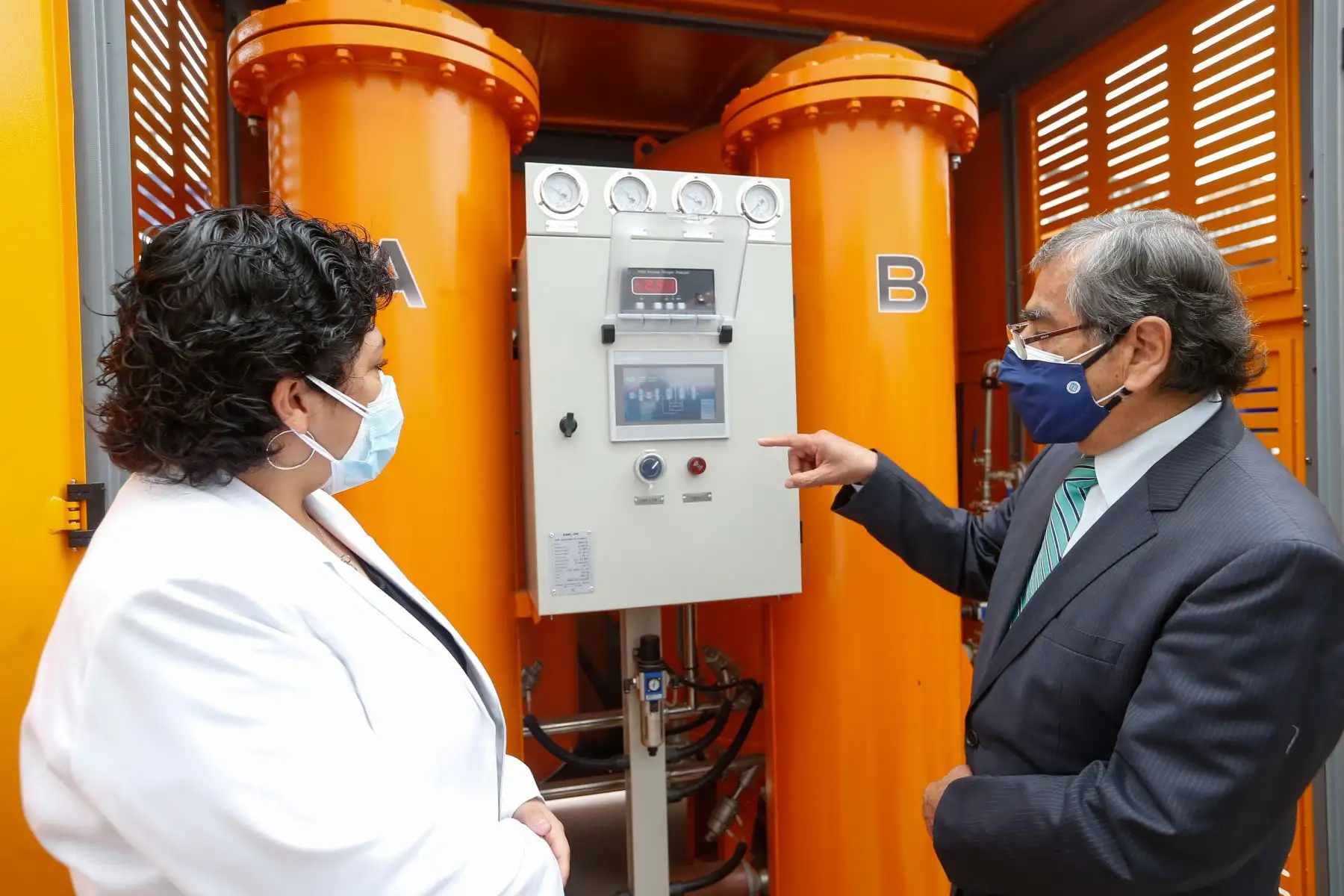 El ministro de Salud, Óscar Ugarte, participó en la ceremonia de inauguración de la planta de oxígeno donada por Respira Perú al Hospital de Emergencias covid-19 de Ate. Foto: Minsa