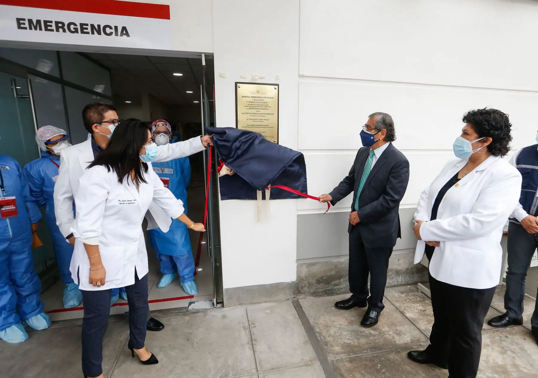 El ministro de Salud, Óscar Ugarte, participó en la ceremonia de inauguración de la planta de oxígeno donada por Respira Perú al Hospital de Emergencias covid-19 de Ate. Foto: Minsa