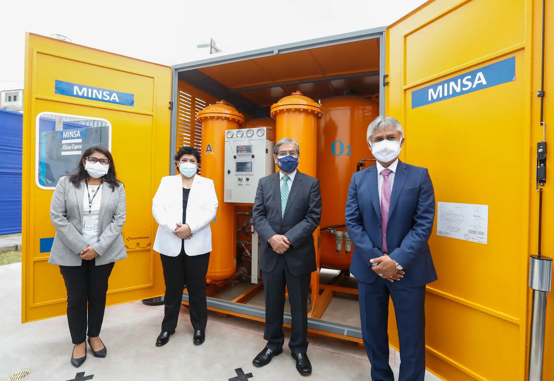 El ministro de Salud, Óscar Ugarte, participó en la ceremonia de inauguración de la planta de oxígeno donada por Respira Perú al Hospital de Emergencias covid-19 de Ate. Foto: Minsa