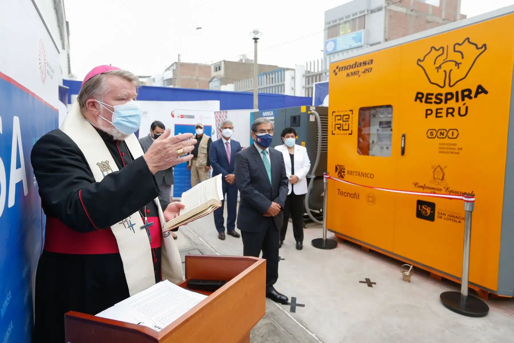 El ministro de Salud, Óscar Ugarte, participó en la ceremonia de inauguración de la planta de oxígeno donada por Respira Perú al Hospital de Emergencias covid-19 de Ate. Foto: Minsa