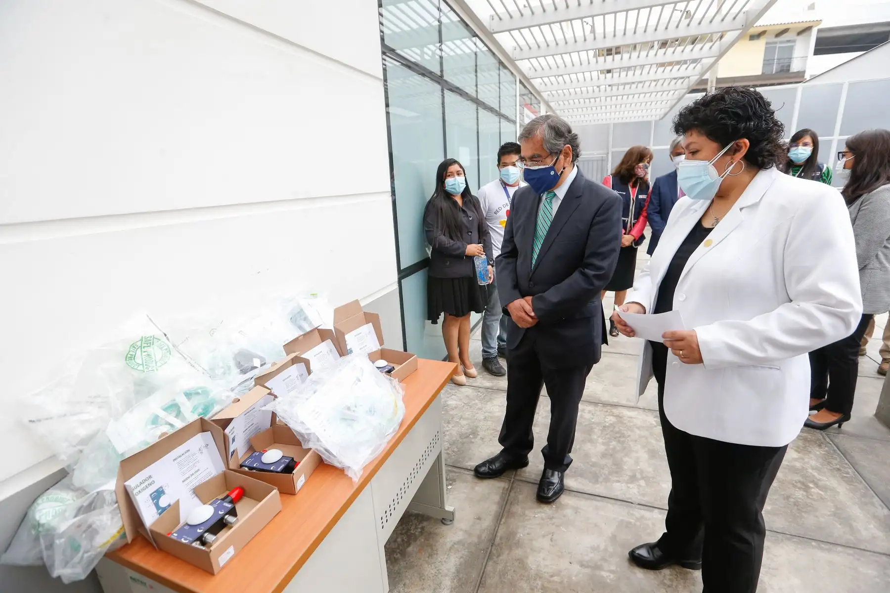 El ministro de Salud, Óscar Ugarte, participó en la ceremonia de inauguración de la planta de oxígeno donada por Respira Perú al Hospital de Emergencias covid-19 de Ate. Foto: Minsa