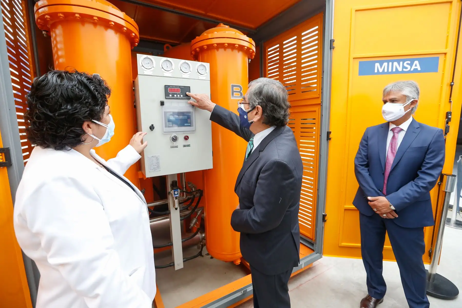 El ministro de Salud, Óscar Ugarte, participó en la ceremonia de inauguración de la planta de oxígeno donada por Respira Perú al Hospital de Emergencias covid-19 de Ate. Foto: Minsa