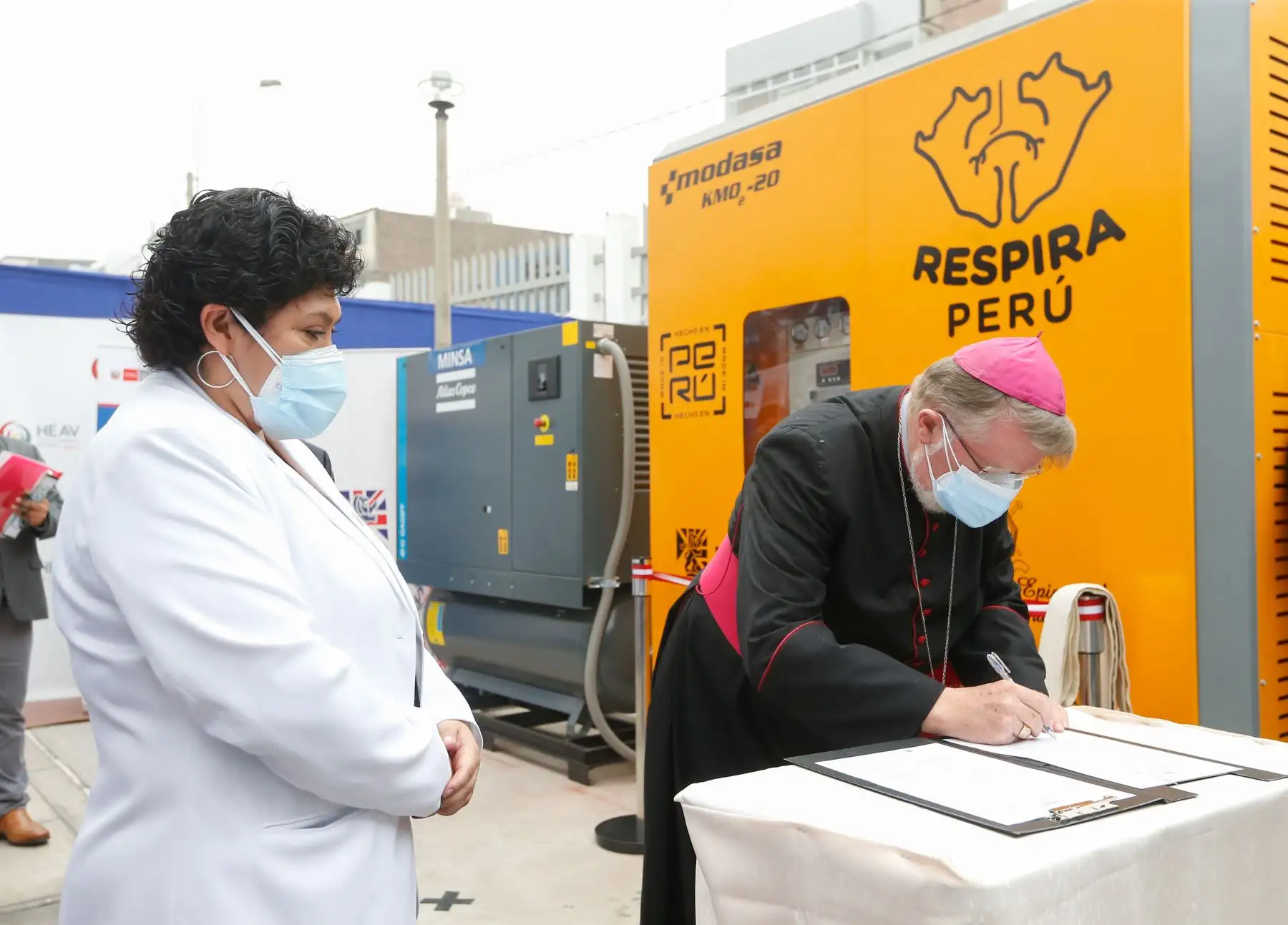 El ministro de Salud, Óscar Ugarte, participó en la ceremonia de inauguración de la planta de oxígeno donada por Respira Perú al Hospital de Emergencias covid-19 de Ate. Foto: Minsa