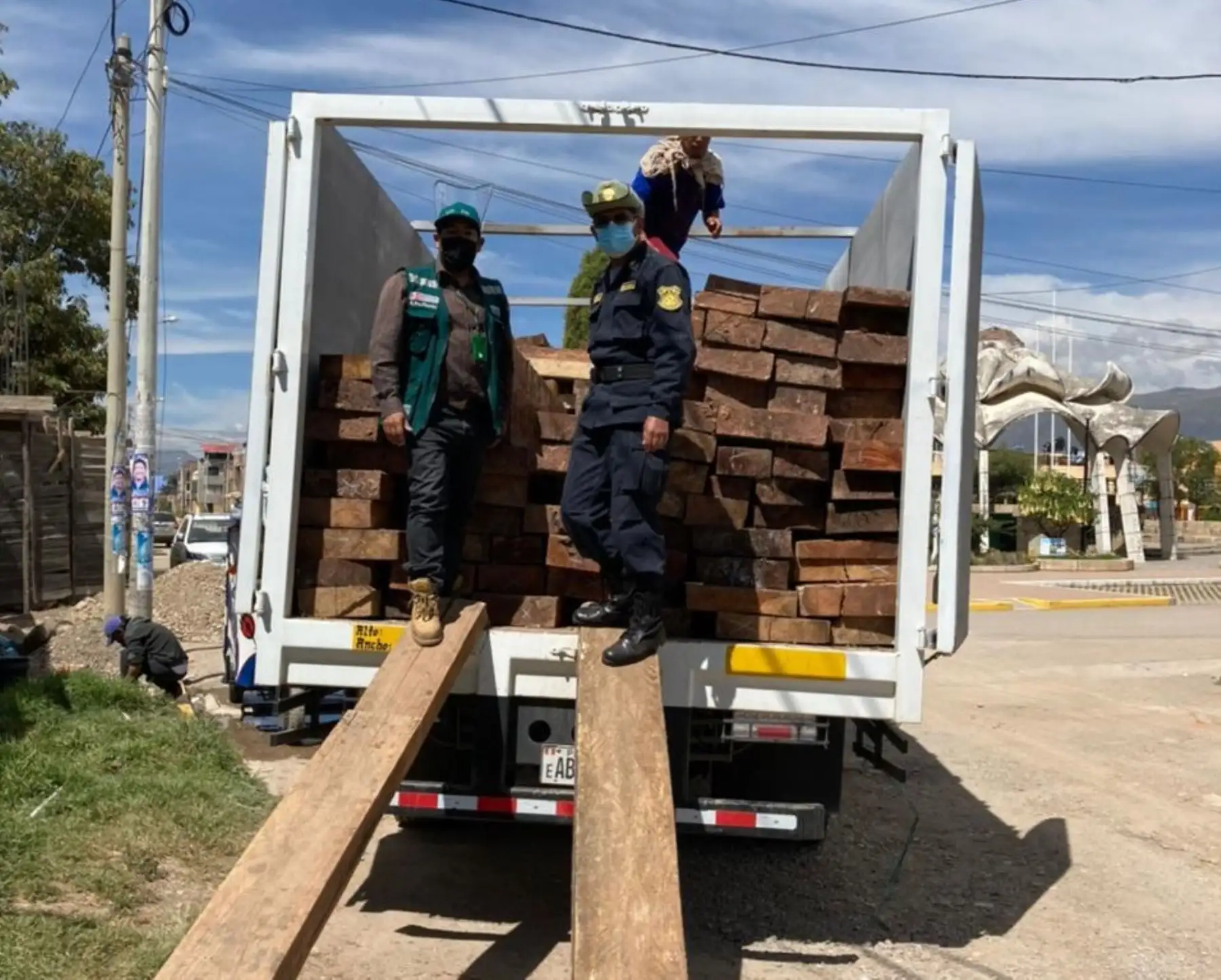 Autoridades intervienen depósito ilegal de madera en la provincia de Huancayo, región Junín, y decomisan más de 20,000 pies tablares. ANDINA/Difusión