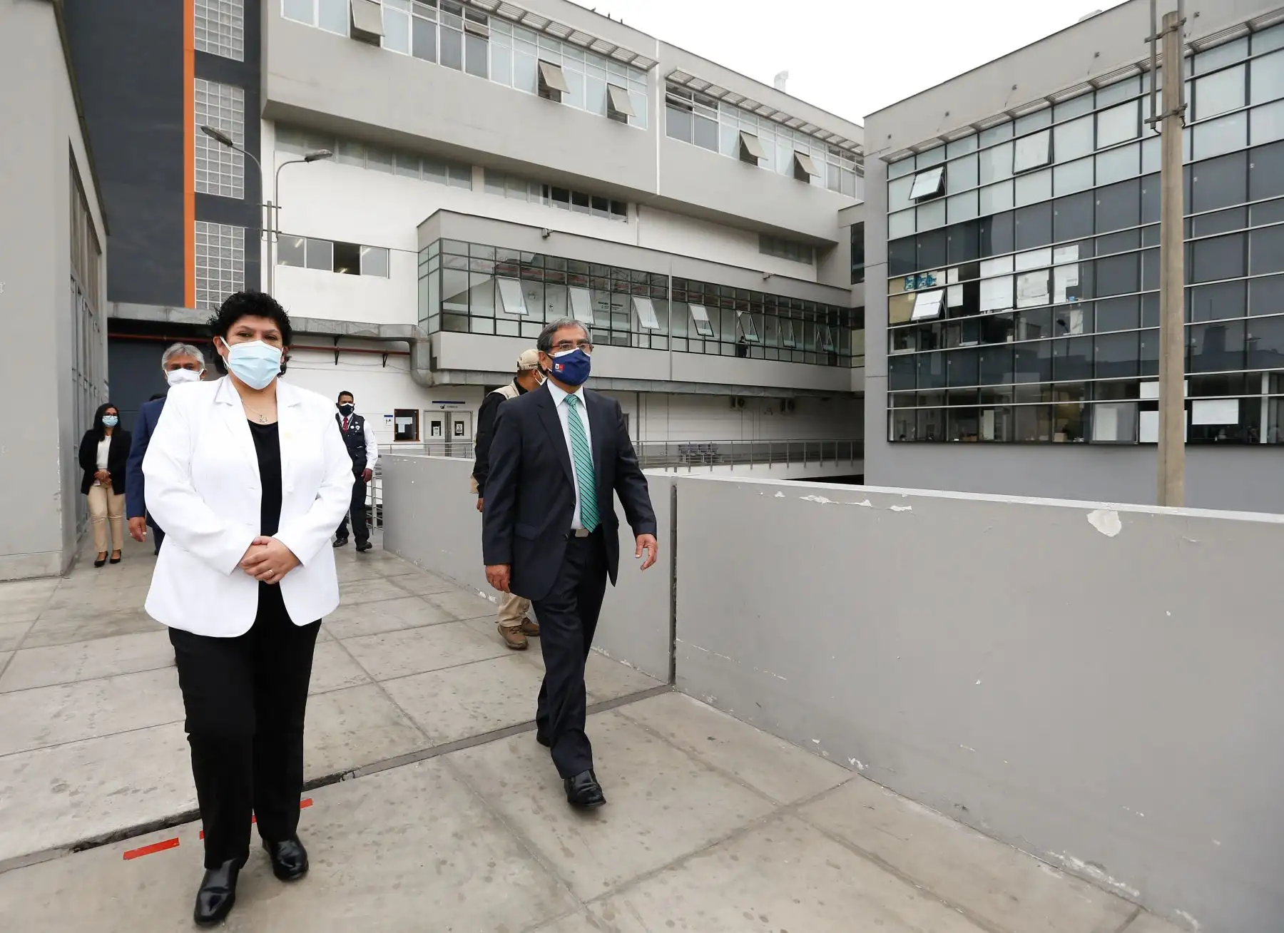 El ministro de Salud, Óscar Ugarte, participó en la ceremonia de inauguración de la planta de oxígeno donada por Respira Perú al Hospital de Emergencias covid-19 de Ate. Foto: Minsa