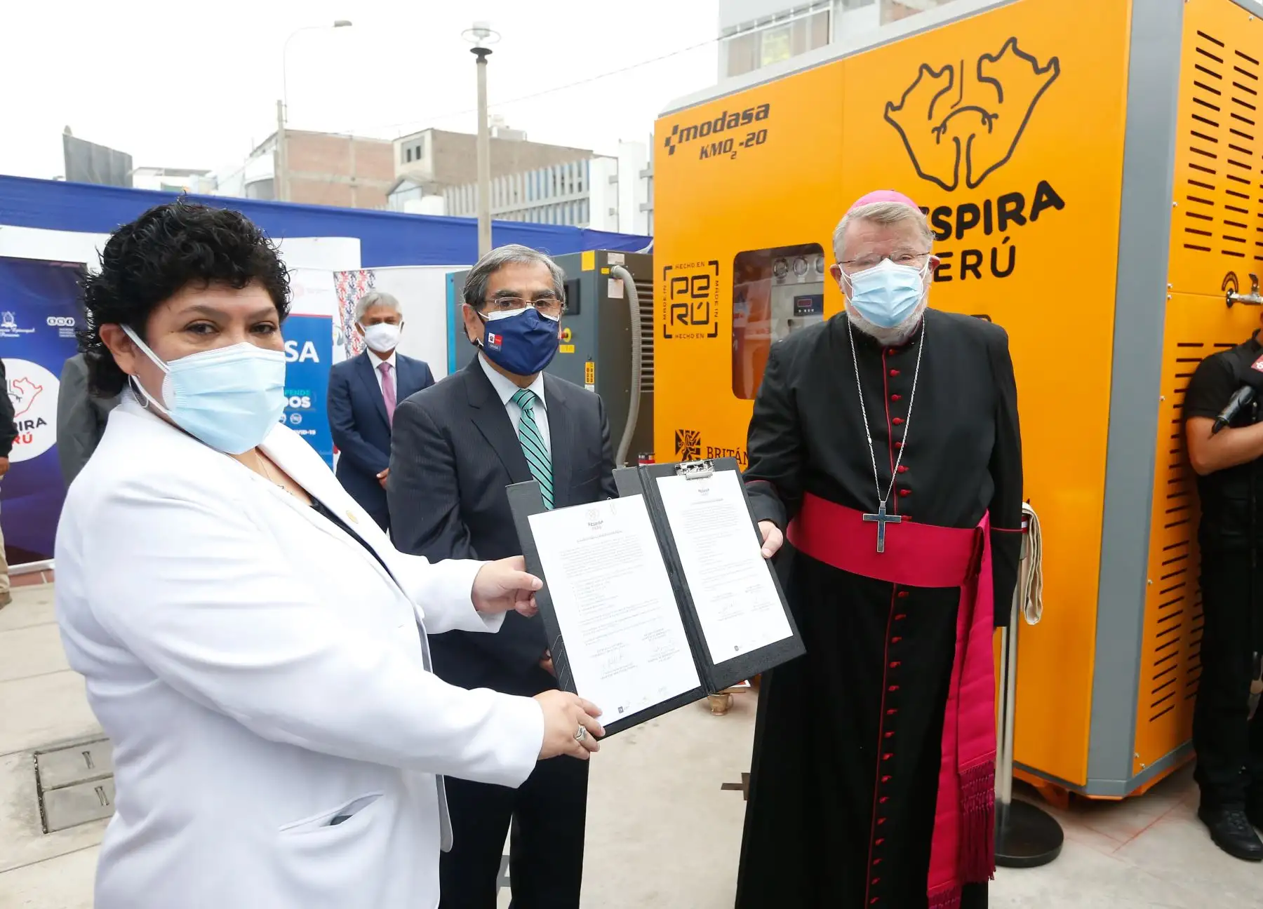 El ministro de Salud, Óscar Ugarte, participó en la ceremonia de inauguración de la planta de oxígeno donada por Respira Perú al Hospital de Emergencias covid-19 de Ate. Foto: Minsa