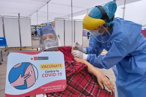 La vacunación de adultos mayores contra el covid-19 avanza en todo el país. Foto: ANDINA/difusión.
