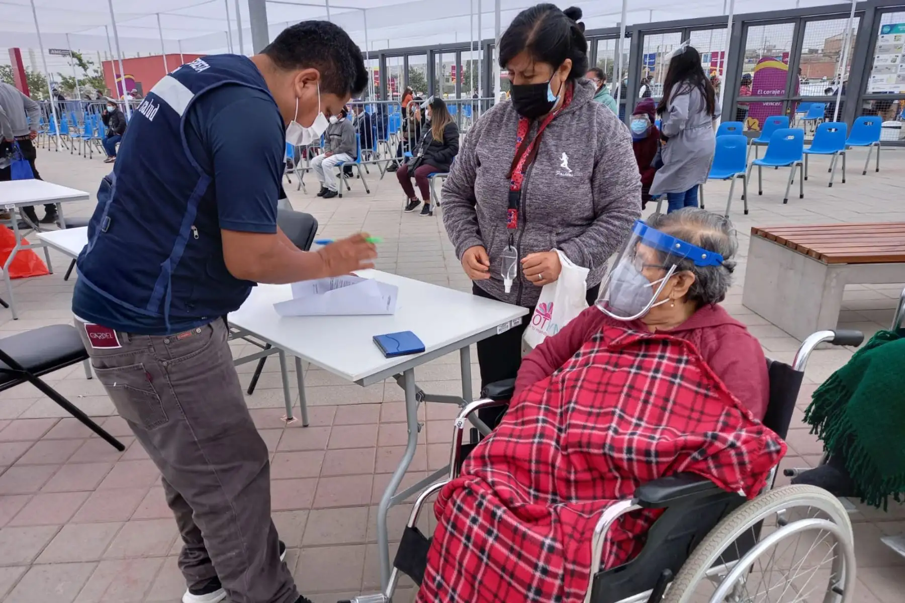 Los equipos de vacunación de la Diris Lima Sur iniciaron la inmunización de la segunda dosis contra la COVID-19 a los adultos mayores de 80 años de Chorrillos, San Juan de Miraflores, Villa María Del Triunfo y Villa El Salvador. Ministerio de Salud
Foto:ANDINA/DIRISLimaSur