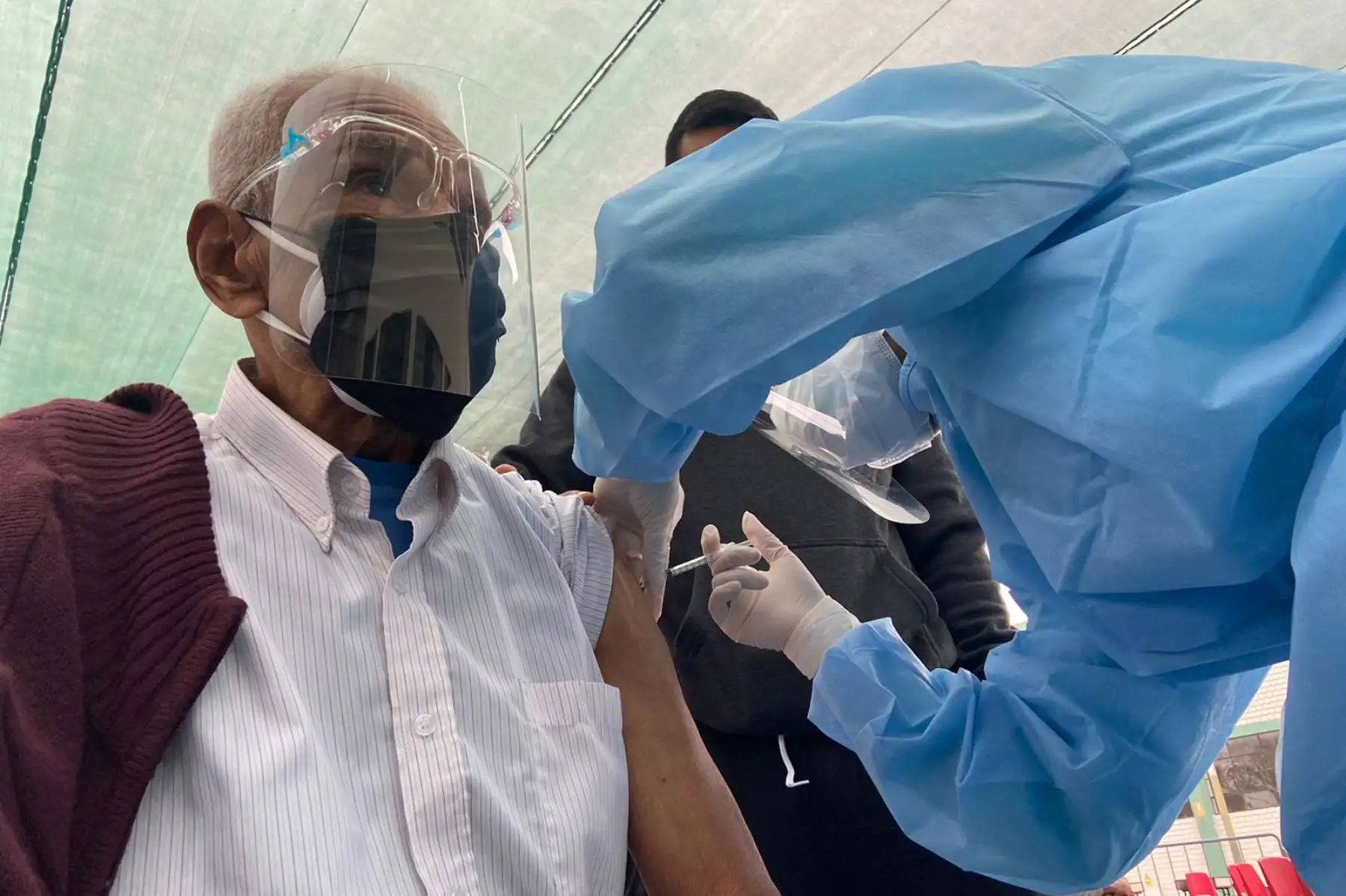 Los equipos de vacunación de la Diris Lima Sur iniciaron la inmunización de la segunda dosis contra la COVID-19 a los adultos mayores de 80 años de Chorrillos, San Juan de Miraflores, Villa María Del Triunfo y Villa El Salvador. Ministerio de Salud
Foto:ANDINA/DIRISLimaSur
