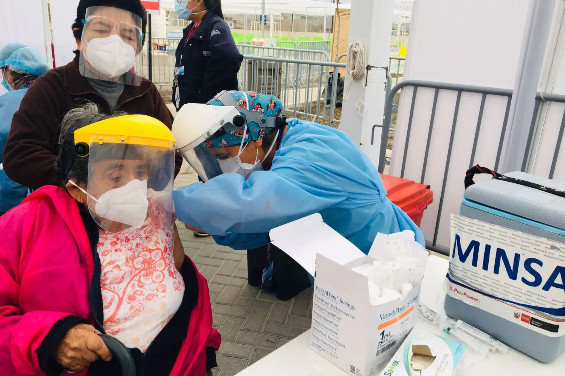 Los equipos de vacunación de la Diris Lima Sur iniciaron la inmunización de la segunda dosis contra la COVID-19 a los adultos mayores de 80 años de Chorrillos, San Juan de Miraflores, Villa María Del Triunfo y Villa El Salvador. Ministerio de Salud
Foto:ANDINA/DIRISLimaSur