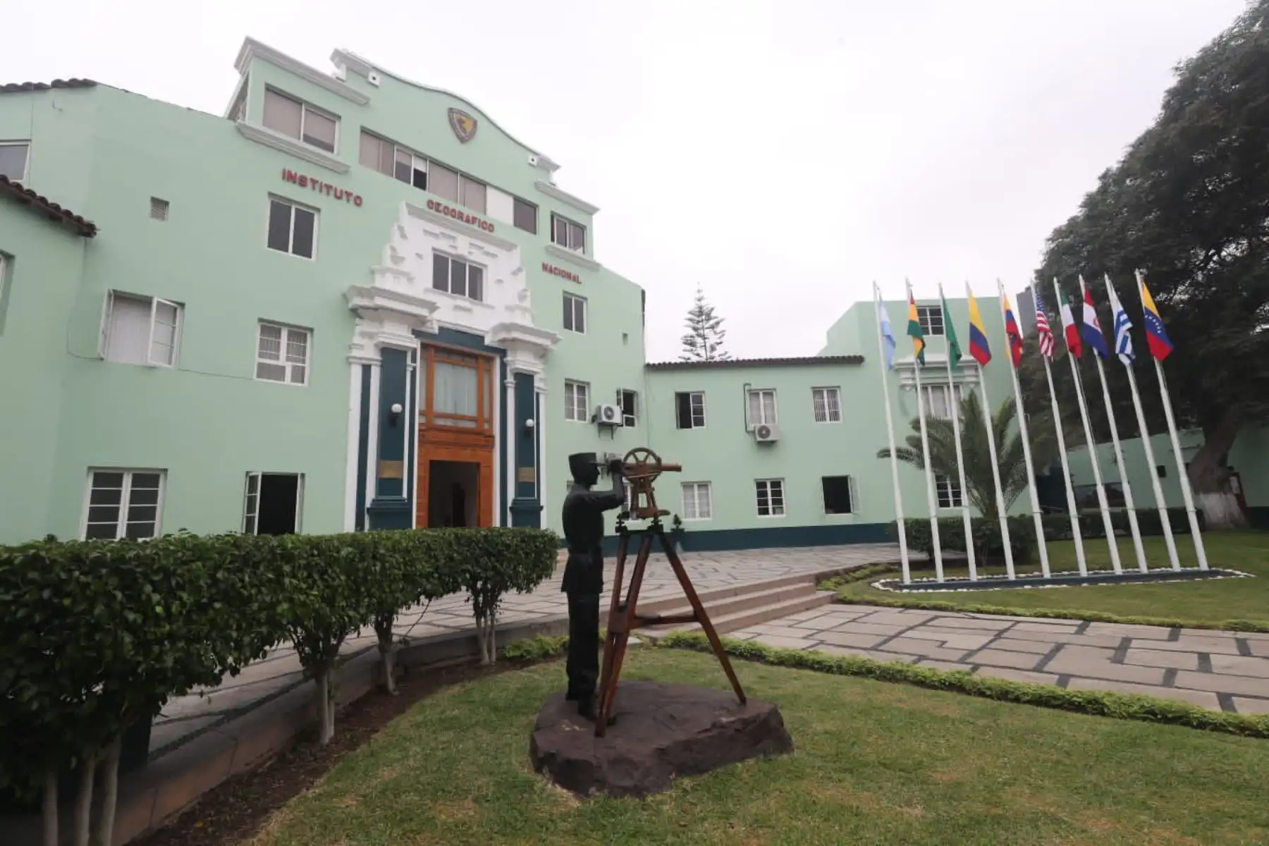 A pocos días de la conmemoración del centenario del Instituto Geográfico Nacional, el viceministro de Políticas para la Defensa Manuel Mesones, realiza una visita oficial a la sede de la institución rectora de la Cartografía Nacional que contribuye hace 100 años al desarrollo de la Defensa Nacional. Foto: Mindef