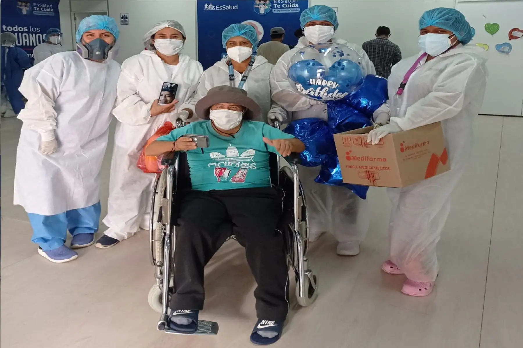 Piura: paciente con síndrome de Dow internado en EsSalud por covid-19 celebra su alta. Foto: difusión.