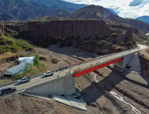 El MTC puso en funcionamiento los puentes Pucayaccu y Mayocc en Huancavelica. Las nuevas infraestructuras benefician a varias comunidades de la provincia de Churcampa. ​ANDINA/Difusió