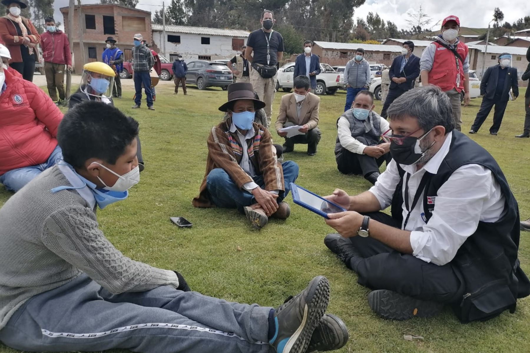 El ministro de Educación, Ricardo Cuenca, verificó el uso de las tabletas en la zona rural de la región Ayacucho. Foto: ANDINA/Difusión