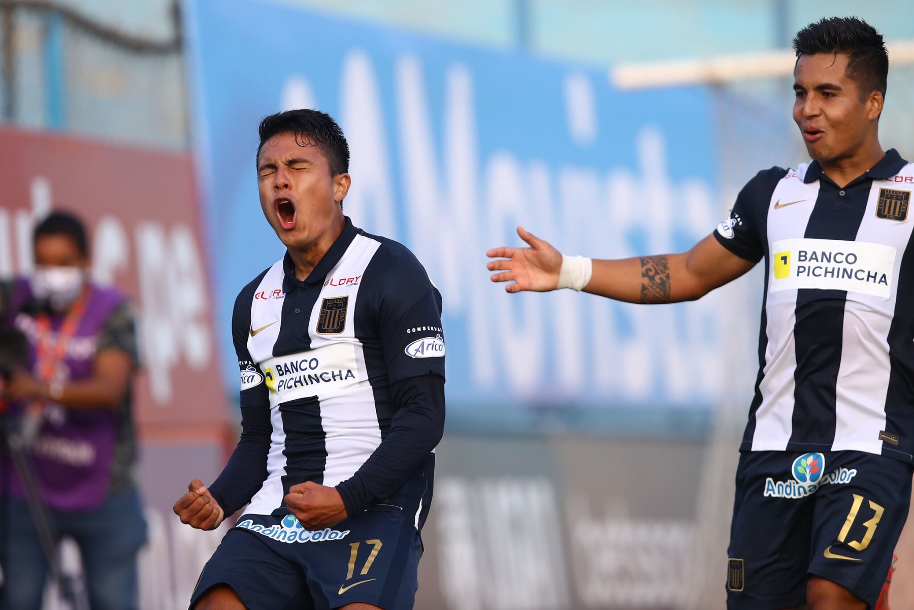 Jairo Concha anota el 2-0 que le permitió a Alianza Lima superar al Binacional en el estadio Alberto Gallardo