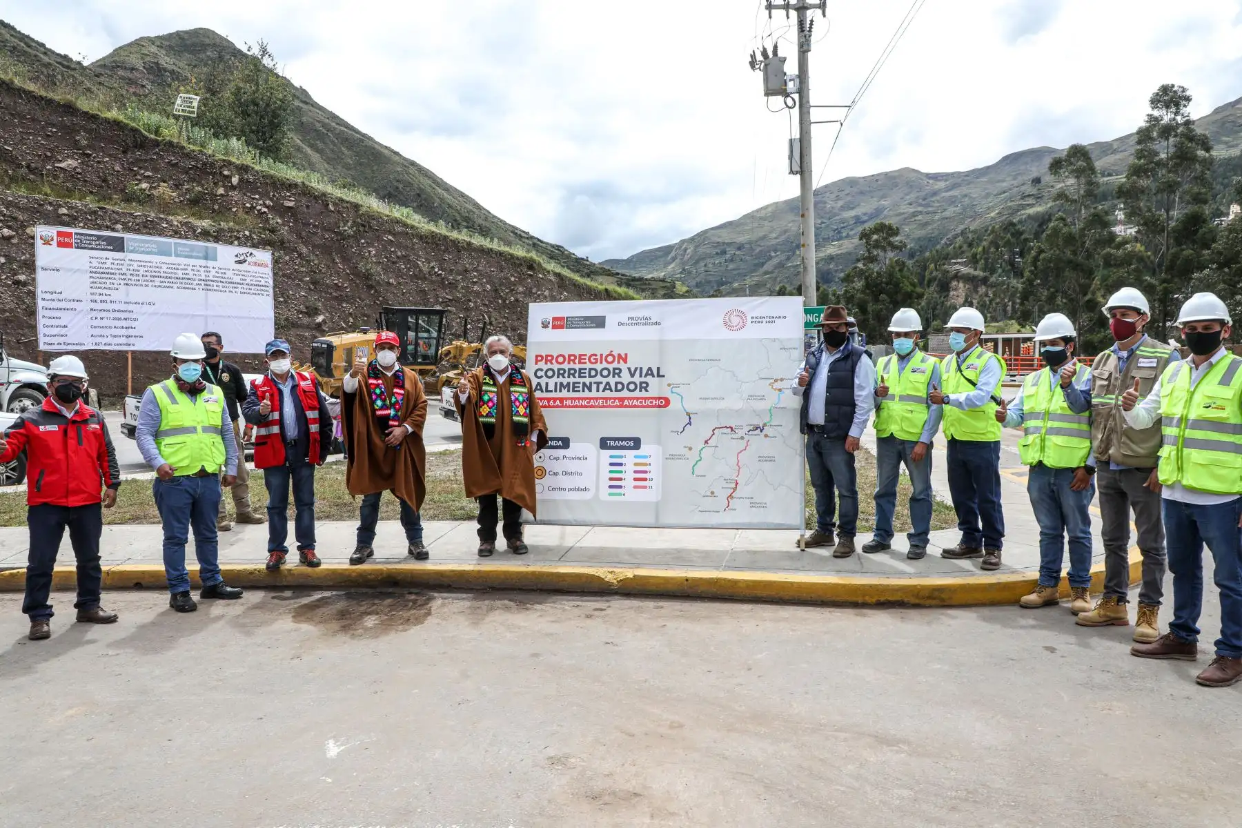 El Ministro de Trabajo Javier Palacios Gallegos, supervisó los trabajos de carretera, que Proregión realiza en el departamento de Huancavelica. Foto: ANDINA/Ministerio de Trabajo