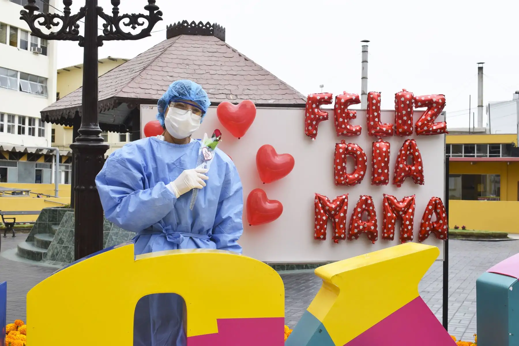 A pocos días del Día de la Madre, el Instituto Nacional de Salud del Niño (INSN) de Breña, rindió homenaje a profesionales en salud que trabajan en primera línea en medio de la pandemia del coronavirus. Foto: INSN-Breña