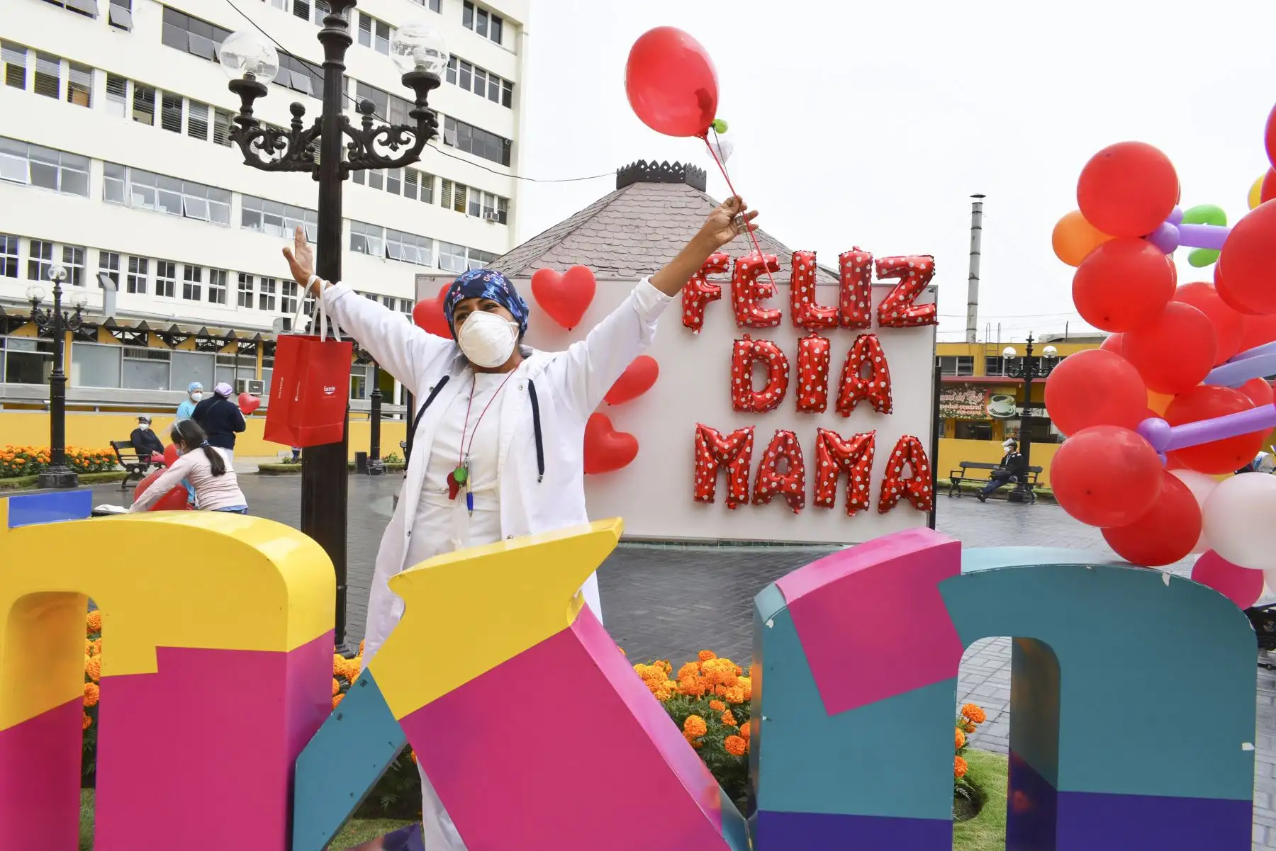 A pocos días del Día de la Madre, el Instituto Nacional de Salud del Niño (INSN) de Breña, rindió homenaje a profesionales en salud que trabajan en primera línea en medio de la pandemia del coronavirus. Foto: INSN-Breña