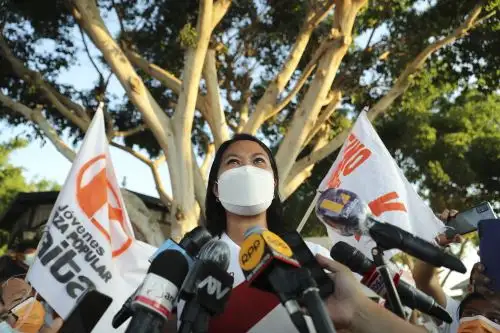 Keiko Fujimori respondió a la prensa en la localidad de El Arenal, Piura. ANDINA/Carla Patiño Ramírez