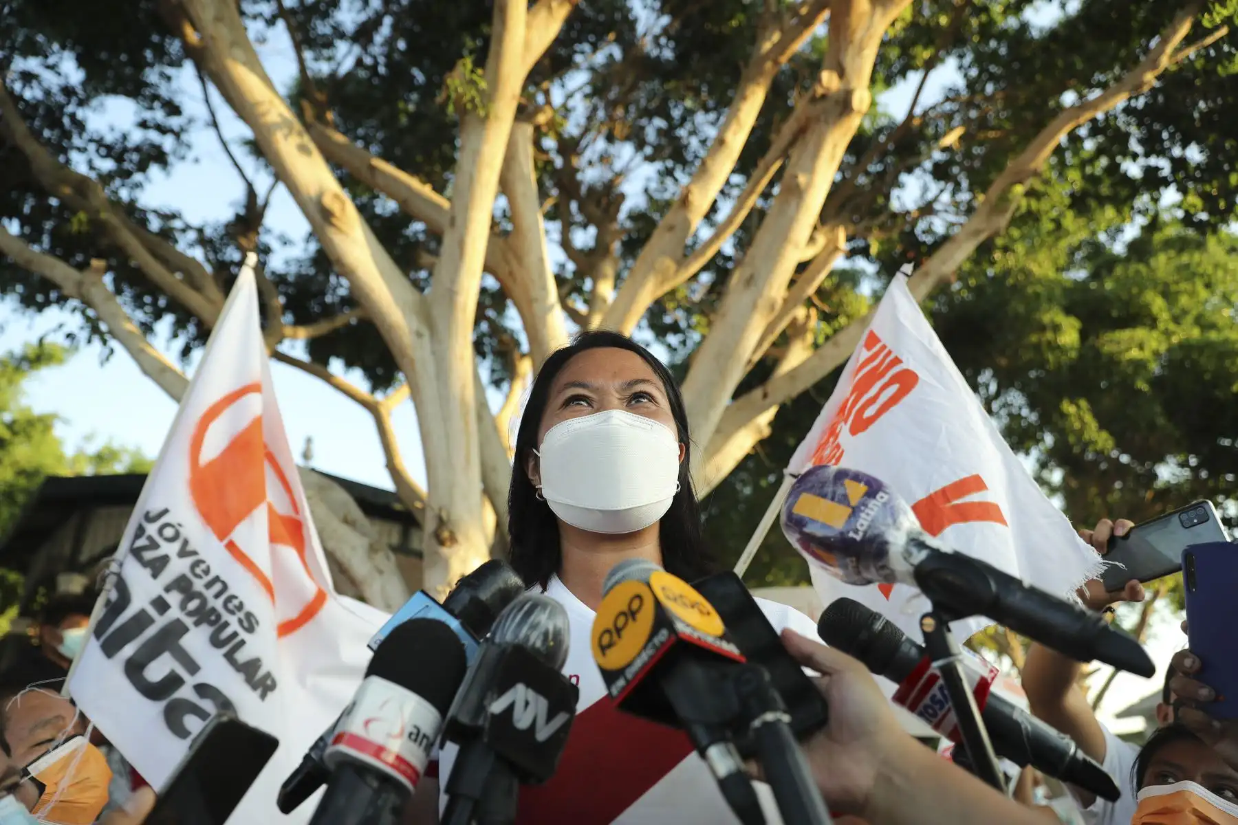 Keiko Fujimori respondió a la prensa en la localidad de El Arenal, Piura. ANDINA/Carla Patiño Ramírez