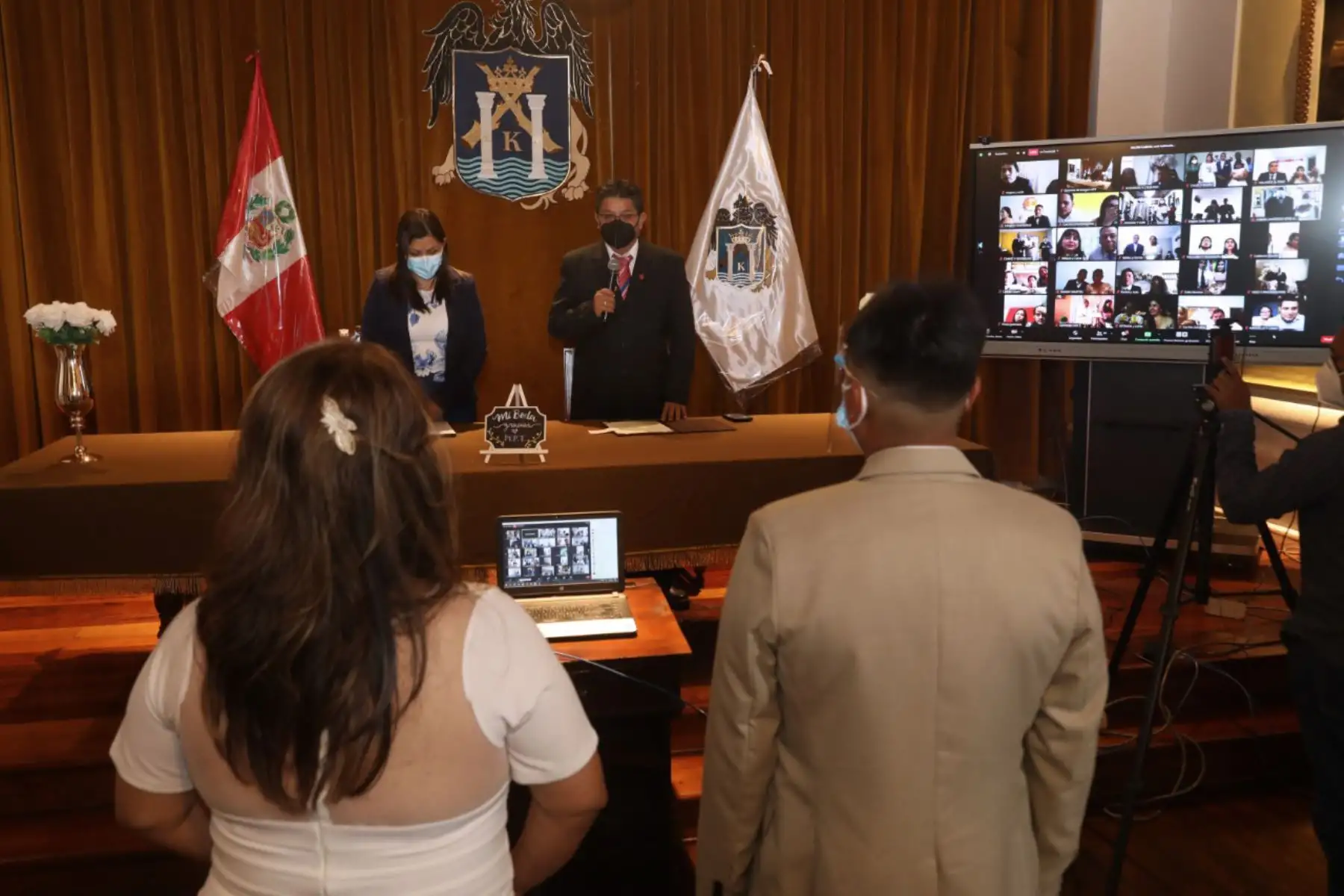 Solo Luis Yangle Leiva y Johana Che Vidal contrajeron nupcias de manera presencial en representación de las otras 59. Foto: ANDINA/Difusión
