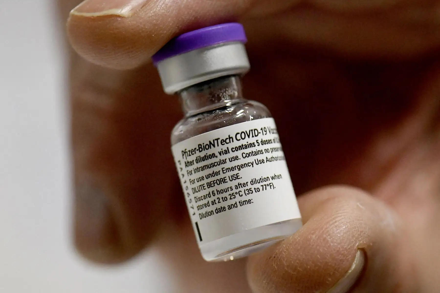 Pfizer y BioNTech explicaron en un comunicado que durante las próximas semanas presentarán de manera continua datos a la Administración Federal de Fármacos y Alimentos (FDA en inglés) para respaldar su solicitud. Foto: AFP.