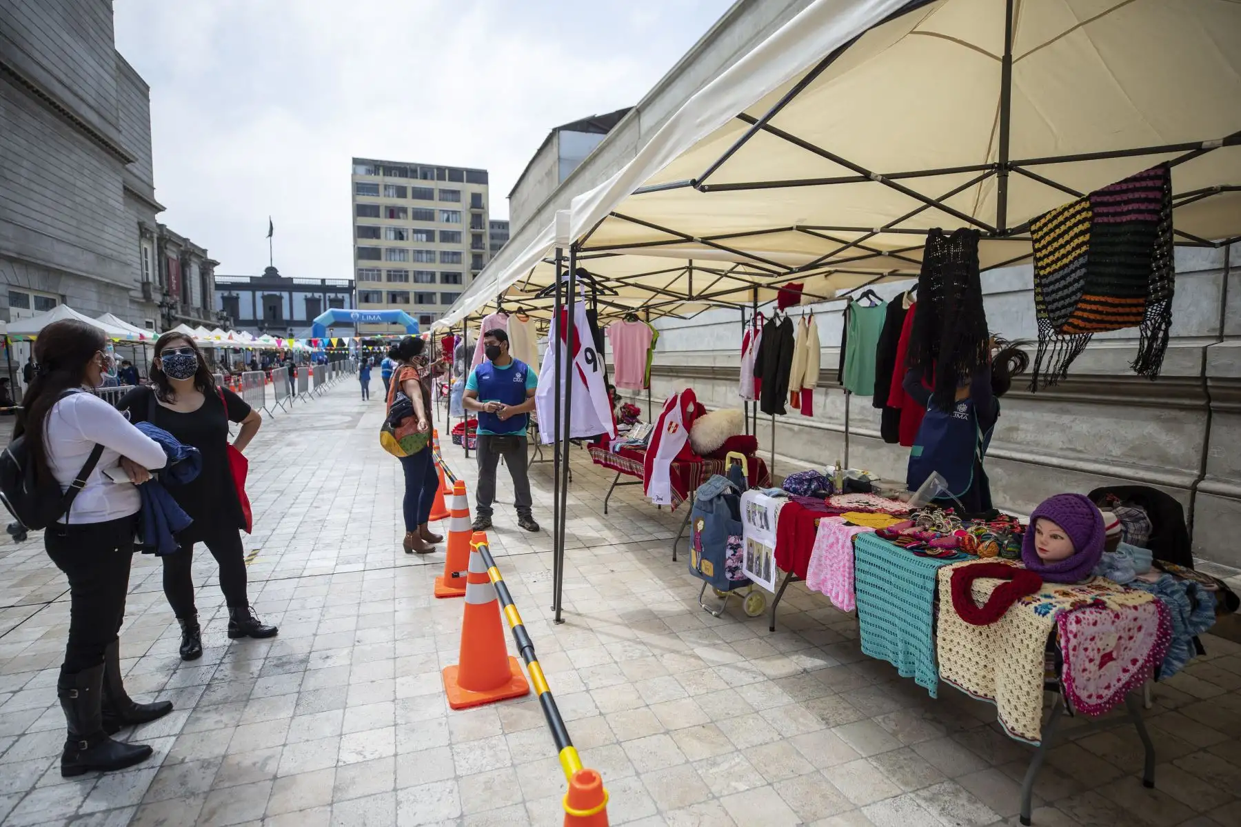 La Municipalidad de Lima  organizo la feria en apoyo a las madres emprendedoras de  productos, gastronómicos, textiles, artesanías y manualidades. en el Circuito Mágico del Agua del Parque de la Reserva. Foto: ANDINA// MLM
