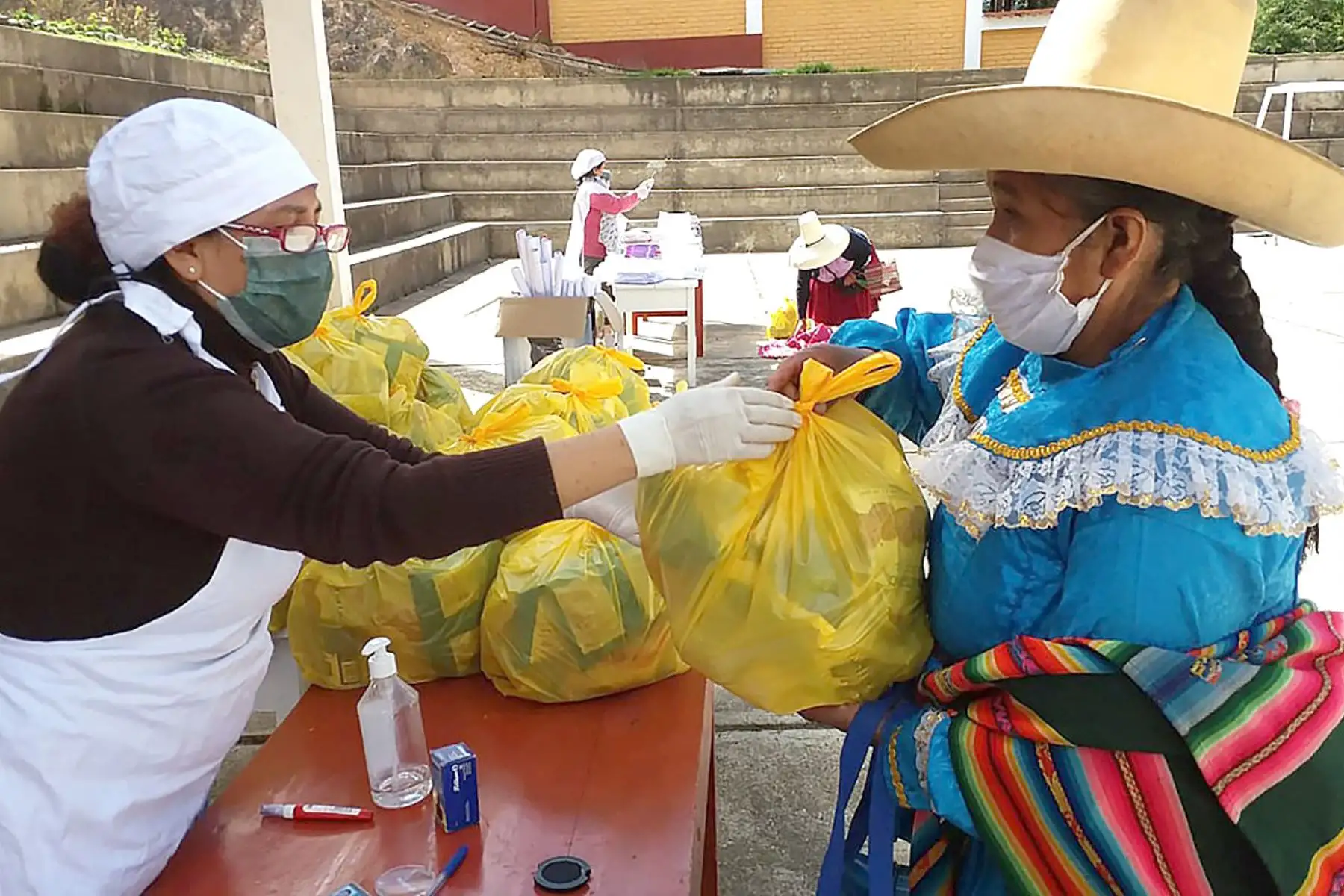Los CAE, y las madres que forman parte de estos comités, se encargan de ejecutar acciones durante las fases de recepción y almacenamiento de los alimentos. Foto: Difusión