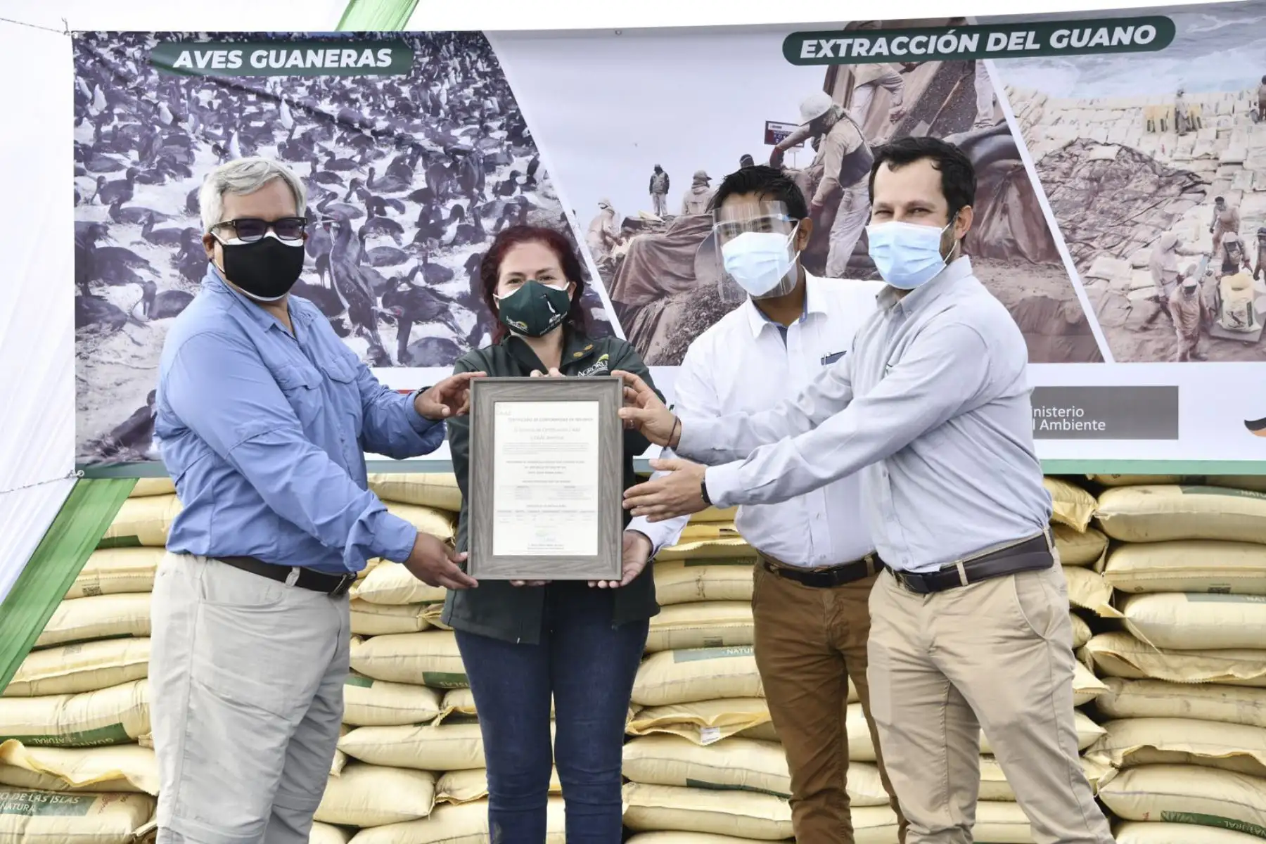 Agro Rural, unidad ejecutora del Ministerio de Desarrollo Agrario y Riego (Midagri), recibió de CAAE América, ocho certificados orgánicos al guano de las islas provenientes de las Islas Ballestas y de las Islas Pescadores, lo que ayudará a promover la competitividad y la agroexportación. Foto: ANDINA/Midagri