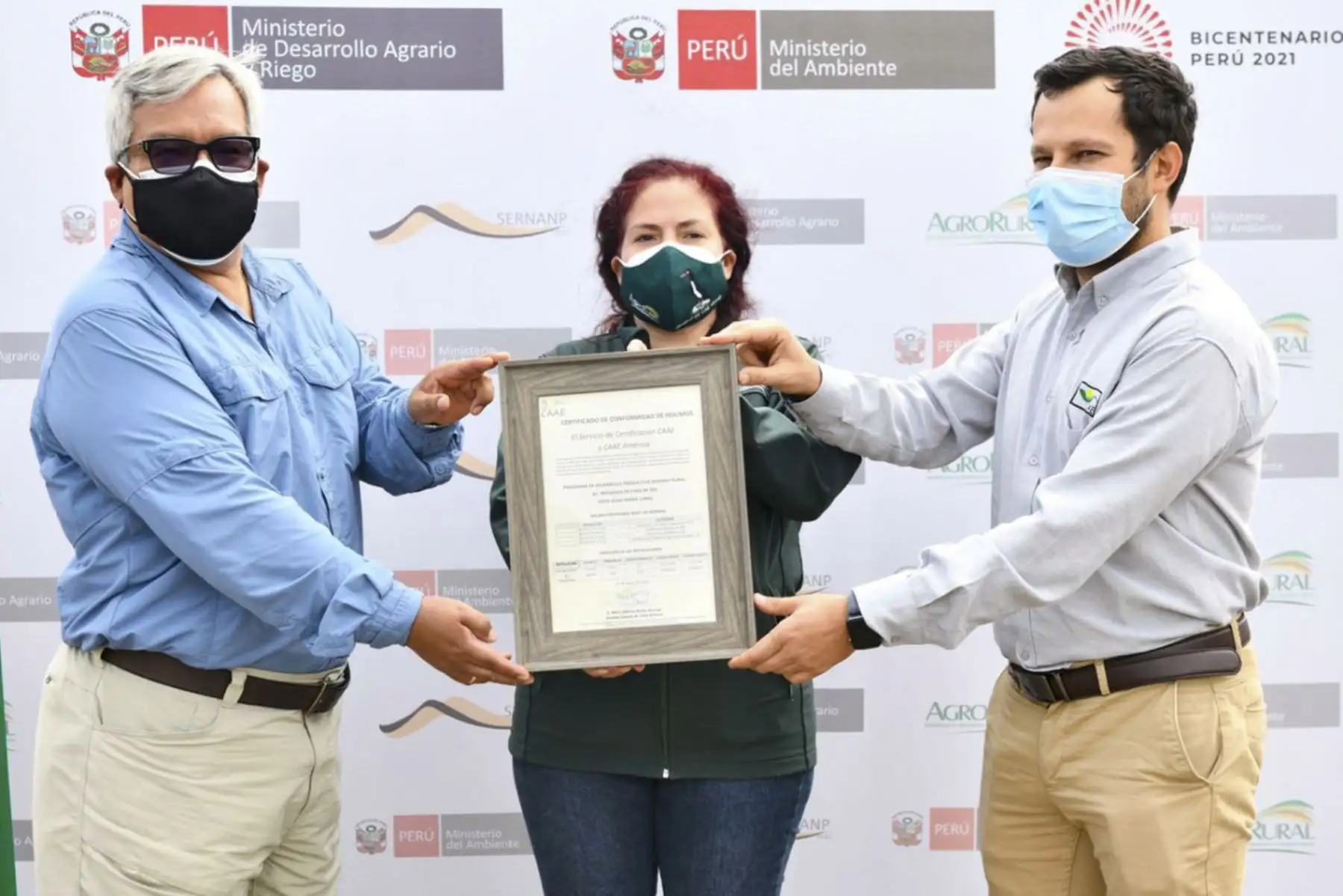 Agro Rural, unidad ejecutora del Ministerio de Desarrollo Agrario y Riego (Midagri), recibió de CAAE América, ocho certificados orgánicos al guano de las islas provenientes de las Islas Ballestas y de las Islas Pescadores, lo que ayudará a promover la competitividad y la agroexportación. Foto: ANDINA/Midagri