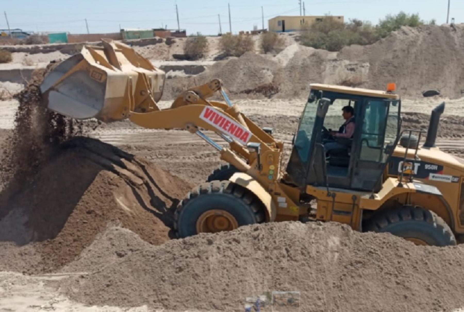 Ante las emergencias generadas por intensas lluvias en Tacna, el Ministerio de Vivienda, Construcción y Saneamiento (MVCS) interviene puntos críticos en el río Callazas, en la provincia de Candarave. Foto: MVCS