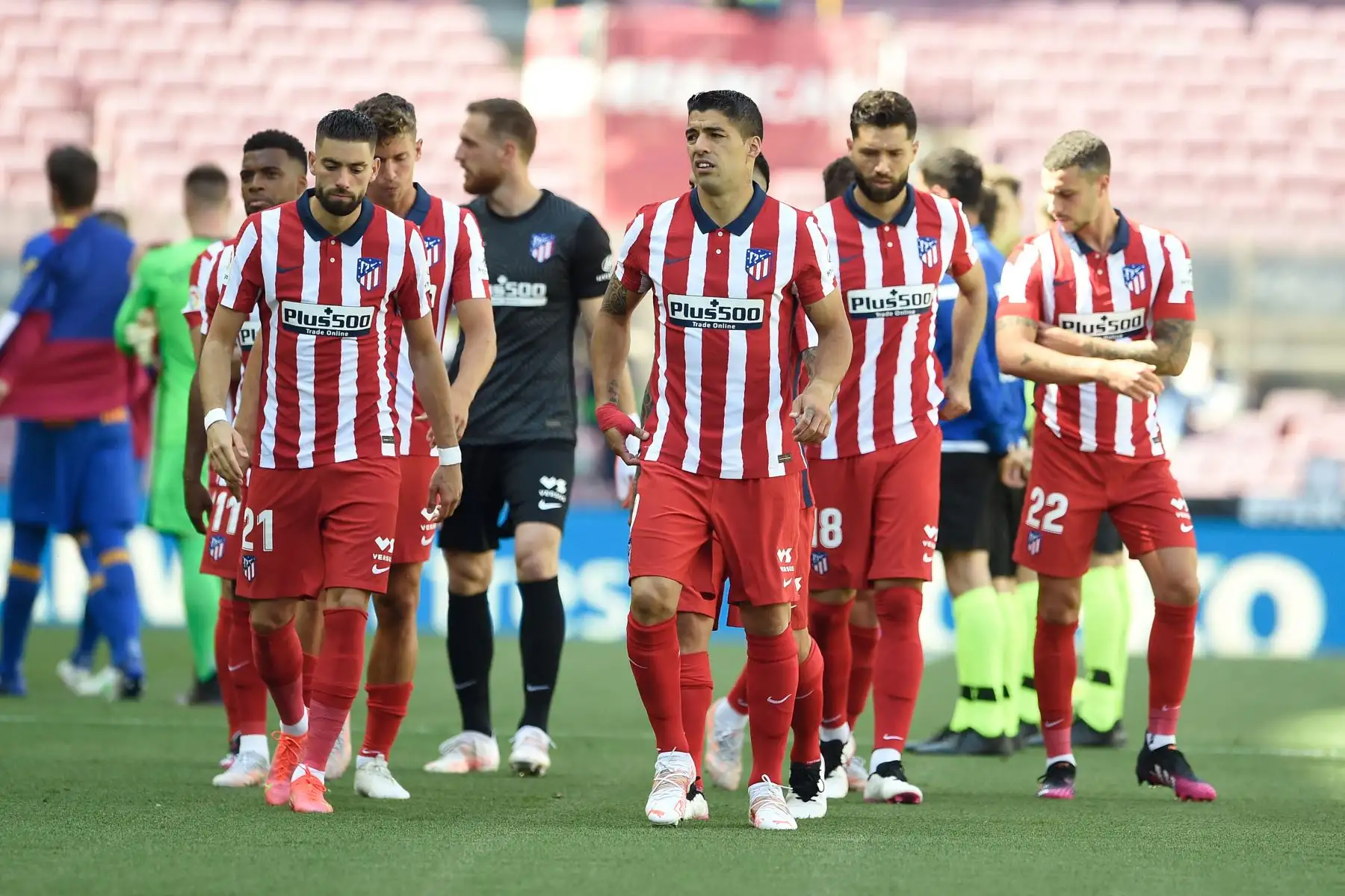 El delantero uruguayo del Atlético de Madrid Luis Suárez y sus compañeros calientan antes del partido de fútbol de la liga española FC Barcelona contra el Club Atlético de Madrid.
Foto: AFP