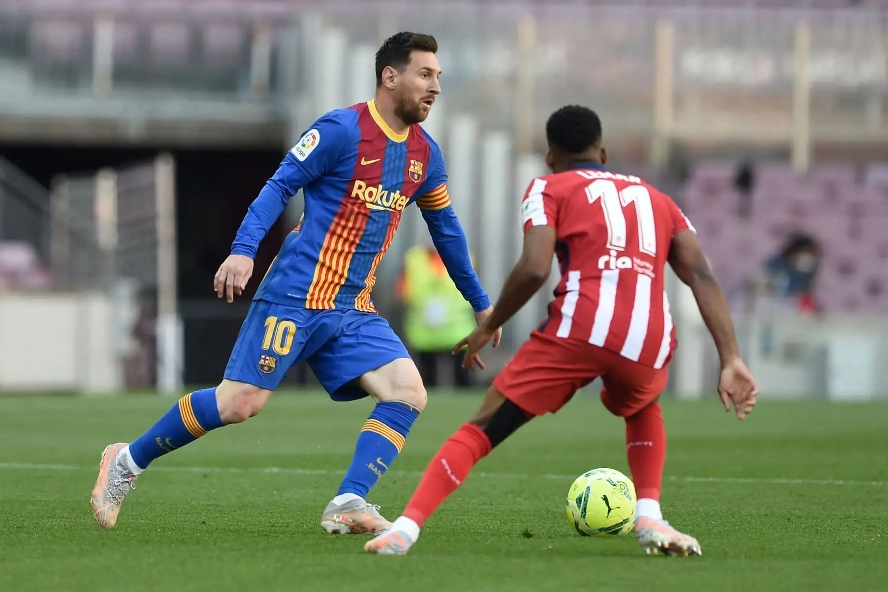 El centrocampista francés del Atlético de Madrid Thomas Lemar  desafía al delantero argentino del Barcelona Lionel Messi durante el partido de fútbol de la liga española FC Barcelona contra el Club Atlético de Madrid.
Foto: AFP