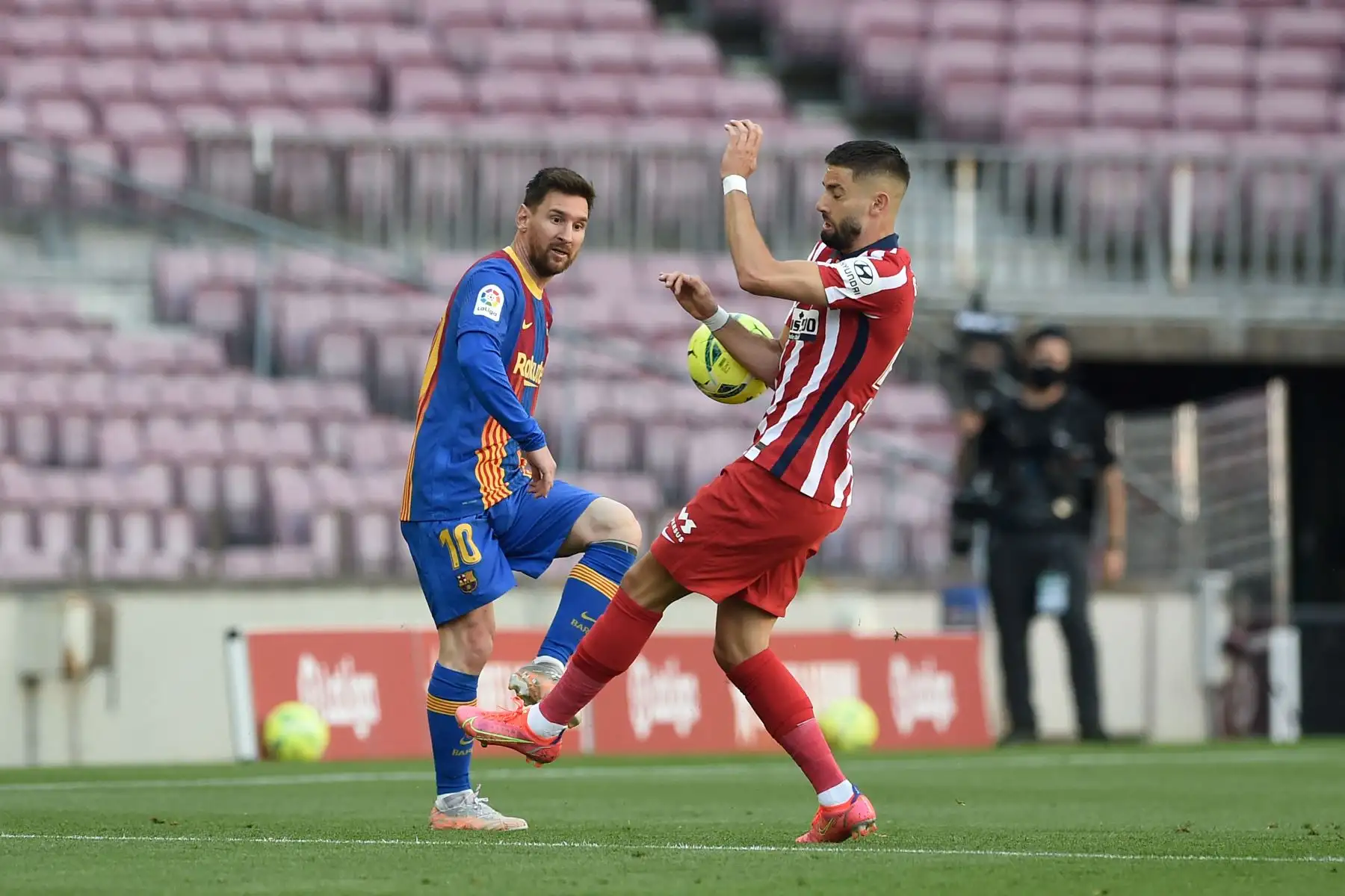 El centrocampista belga del Atlético de Madrid Yannick Ferreira-Carrasco (R) desafía al delantero argentino del Barcelona Lionel Messi durante el partido de fútbol de la liga española FC Barcelona contra el Club Atlético de Madrid.
Foto: AFP
