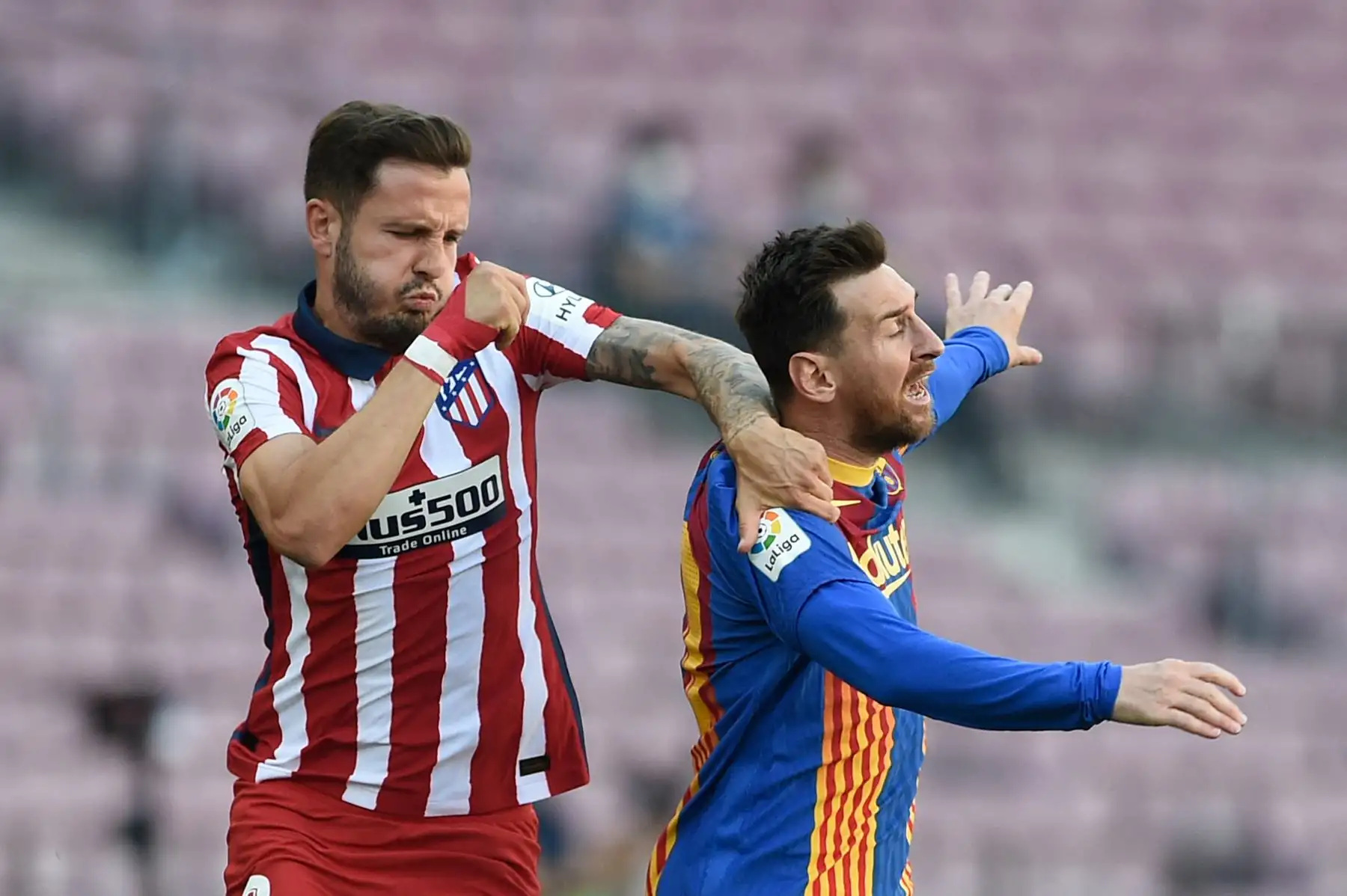 El centrocampista español del Atlético de Madrid Saúl Niguez  compite por el balón con el delantero argentino del Barcelona Lionel Messi durante el partido de fútbol de la liga española FC Barcelona contra el Club Atlético de Madrid.
Foto: AFP