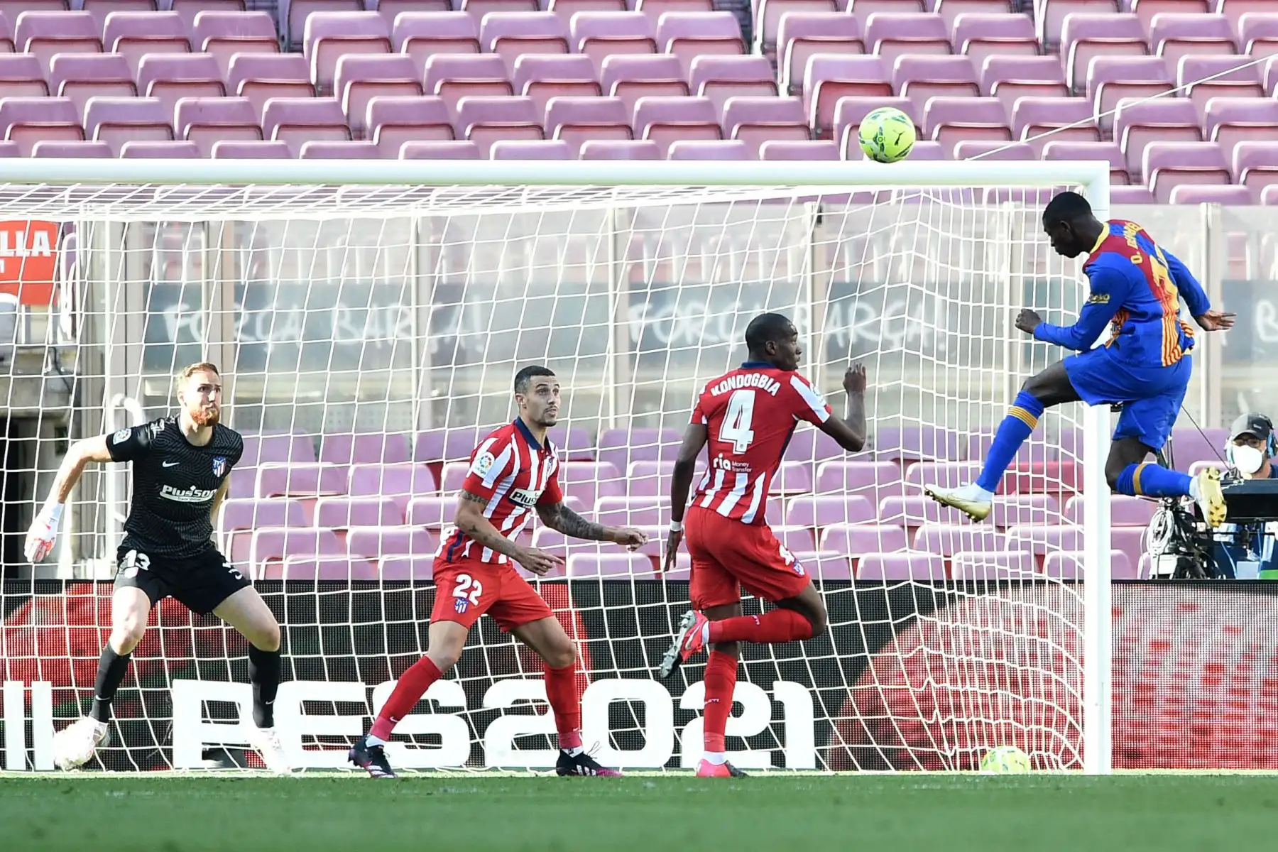 El delantero francés del Barcelona Ousmane Dembele  encabeza el balón durante el partido de fútbol de la liga española FC Barcelona contra el Club Atlético de Madrid.
Foto: AFP